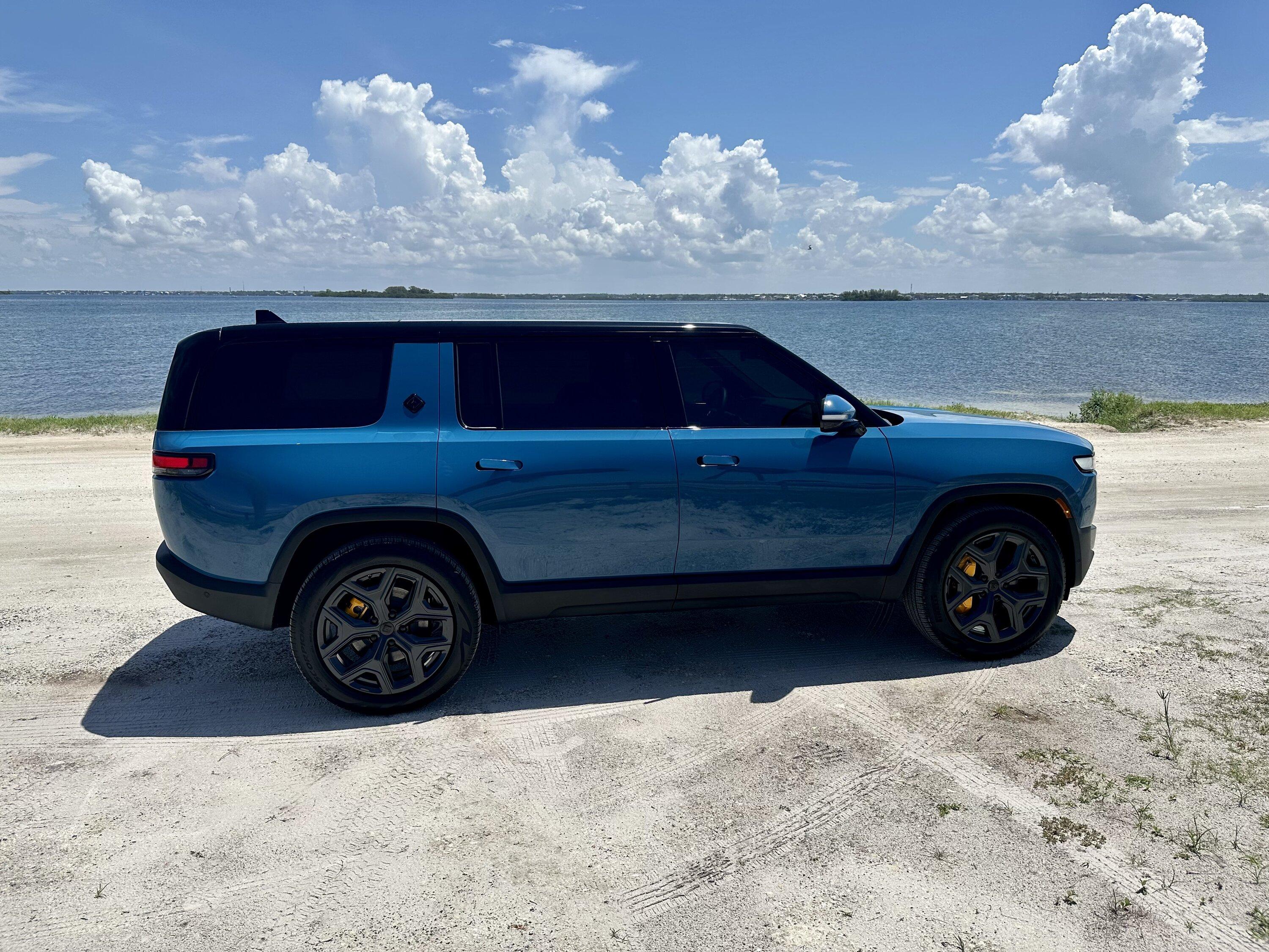 Rivian R1T R1S RIVIAN BLUE Rivian Photos IMG_3710