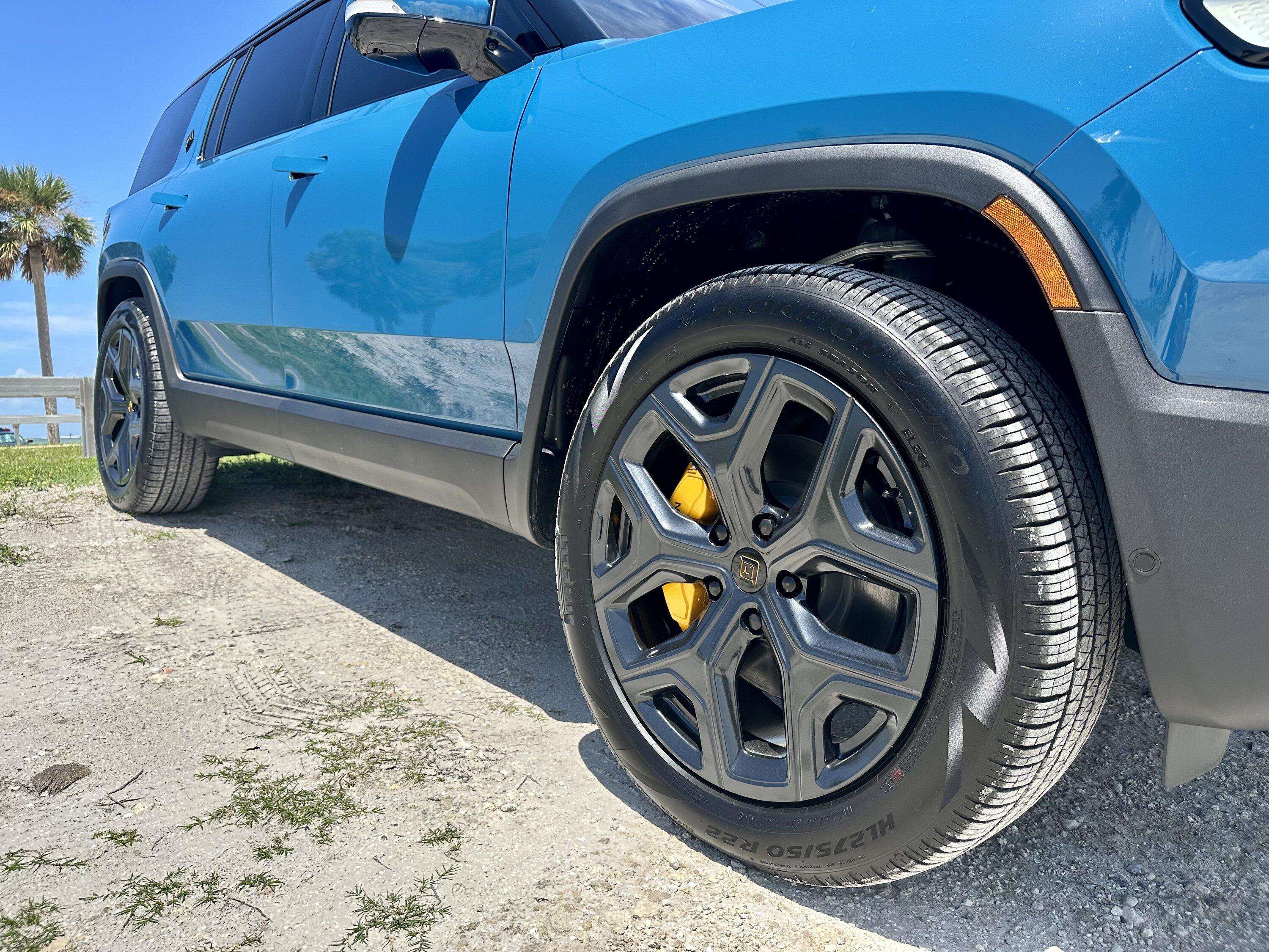 Rivian R1T R1S RIVIAN BLUE Rivian Photos IMG_3724