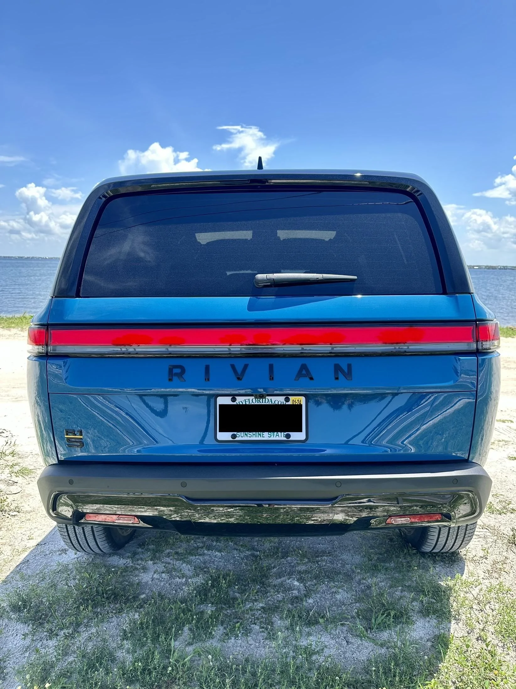 Rivian R1T R1S RIVIAN BLUE Rivian Photos IMG_3730
