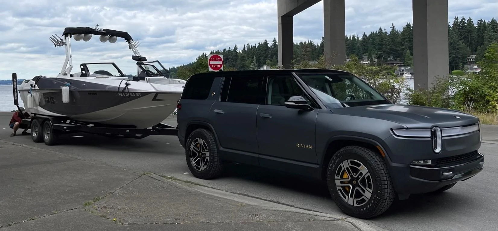 Rivian R1T R1S First tow with new R1S Rivian Towing Axis