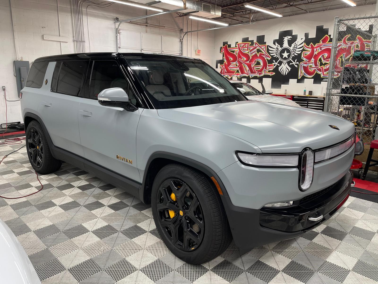 Rivian R1T R1S ? LIMESTONE R1S  Photos 1