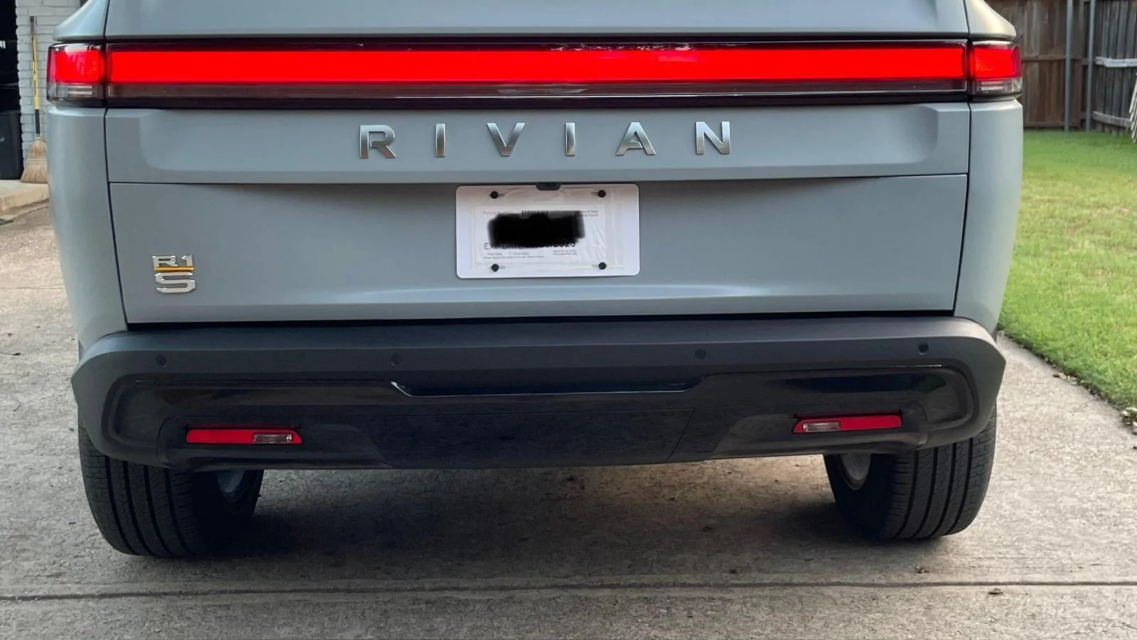 Rivian R1T R1S ? LIMESTONE R1S  Photos 7
