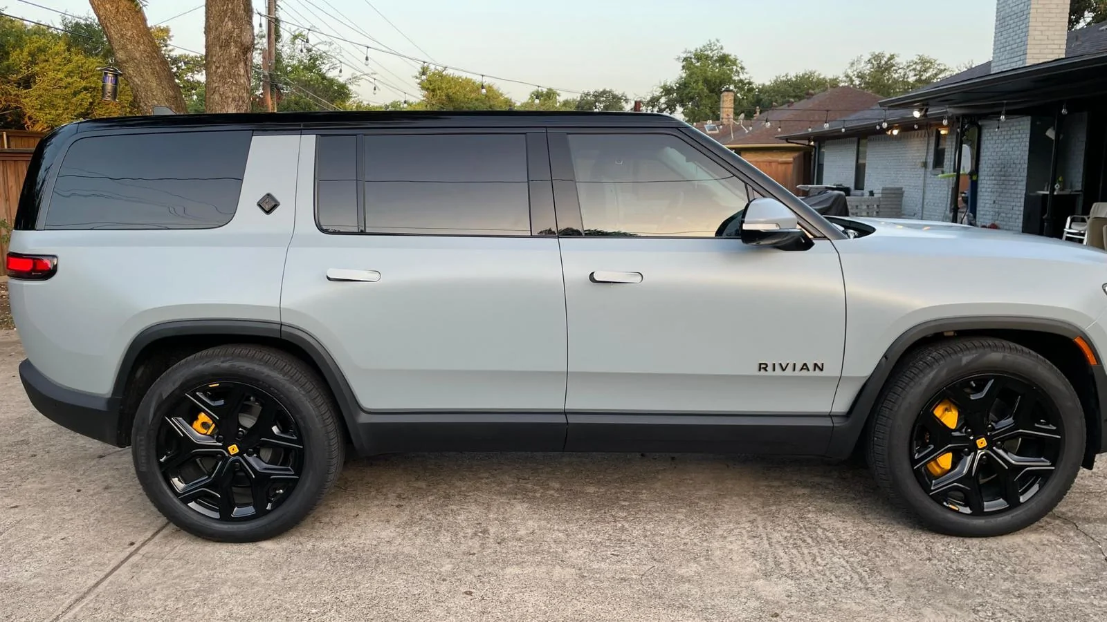 Rivian R1T R1S ? LIMESTONE R1S  Photos 8