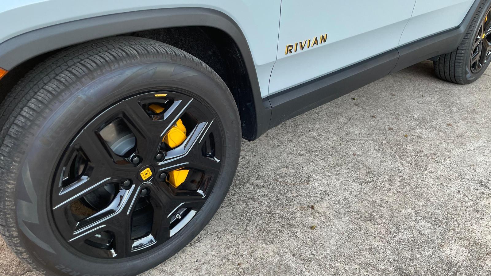 Rivian R1T R1S ? LIMESTONE R1S  Photos 14