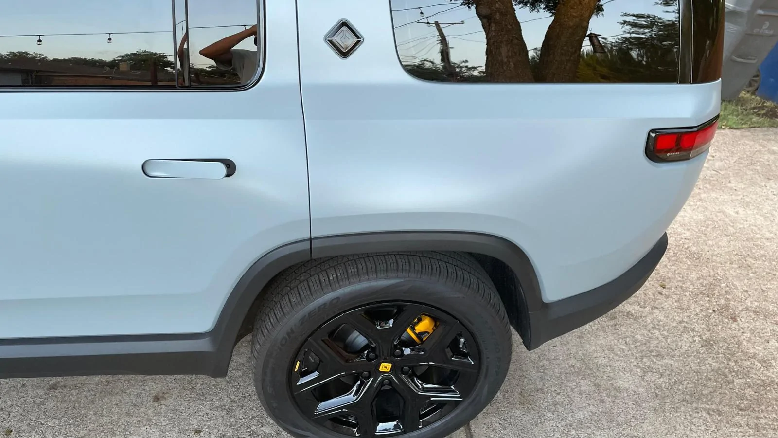 Rivian R1T R1S ? LIMESTONE R1S  Photos 15