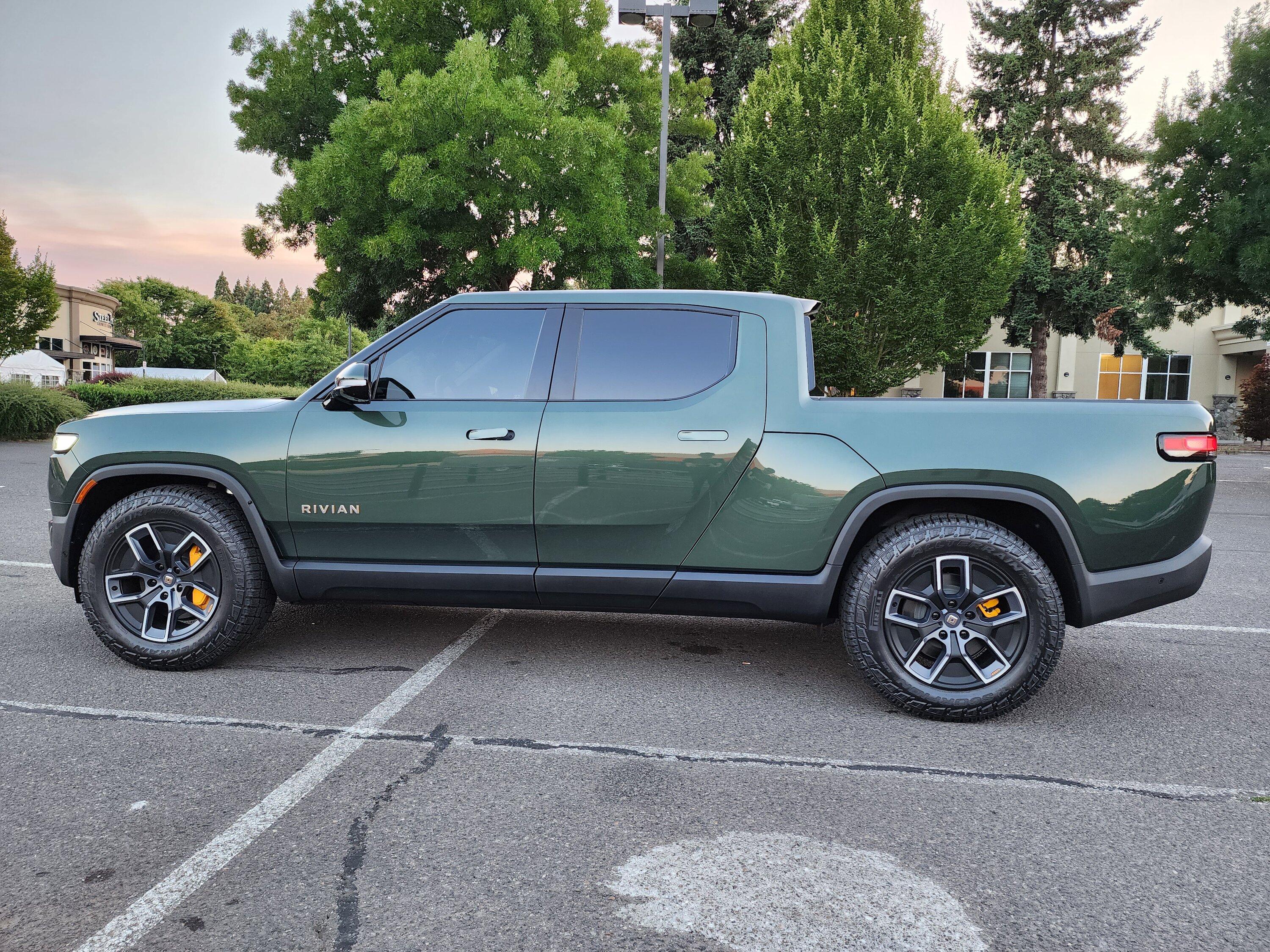 Rivian R1T R1S FOREST GREEN R1T Photos 20230719_203459
