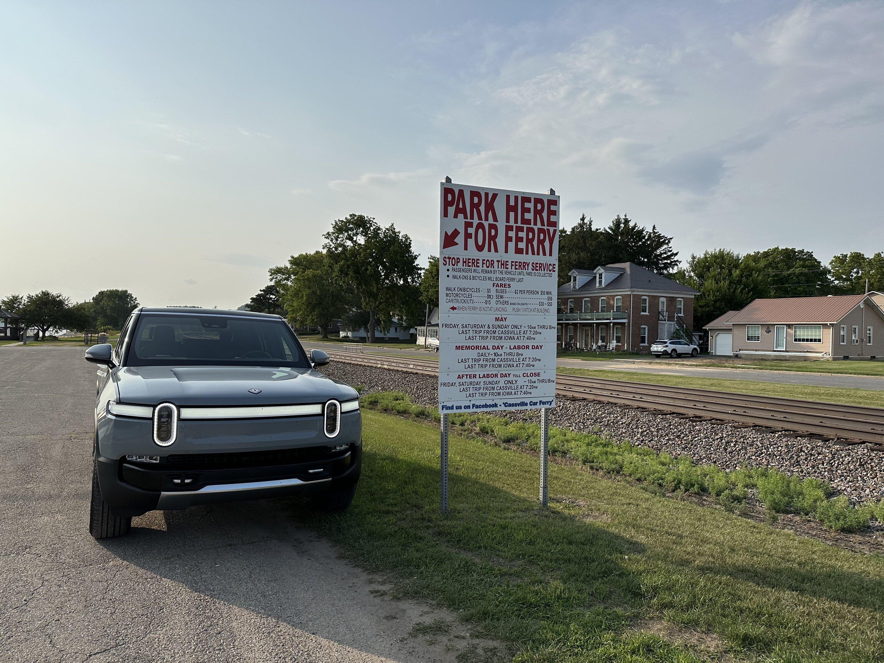 Rivian R1T R1S ? LIMESTONE R1S  Photos rZ9nAwc