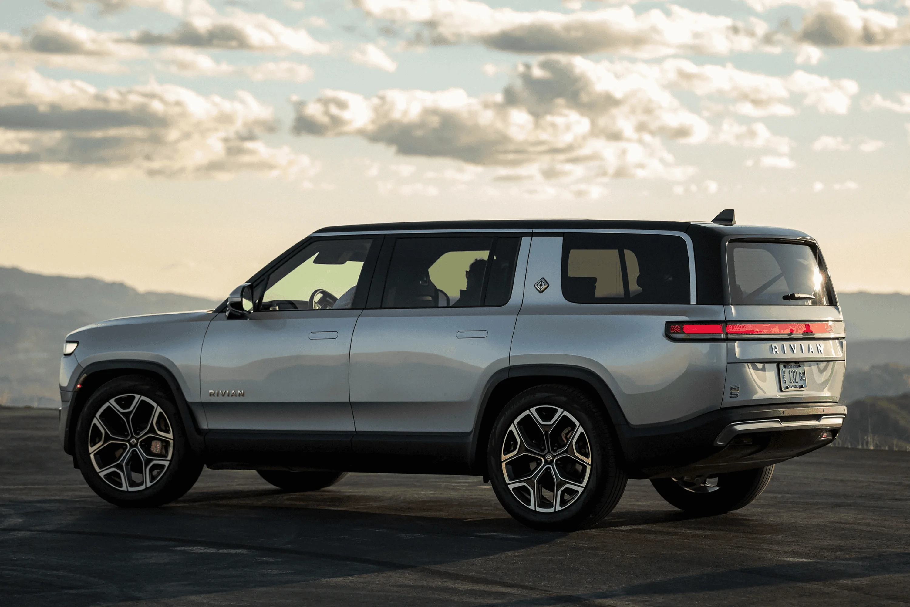 Rivian R1T R1S Dog steps for R1S? 1690290322127