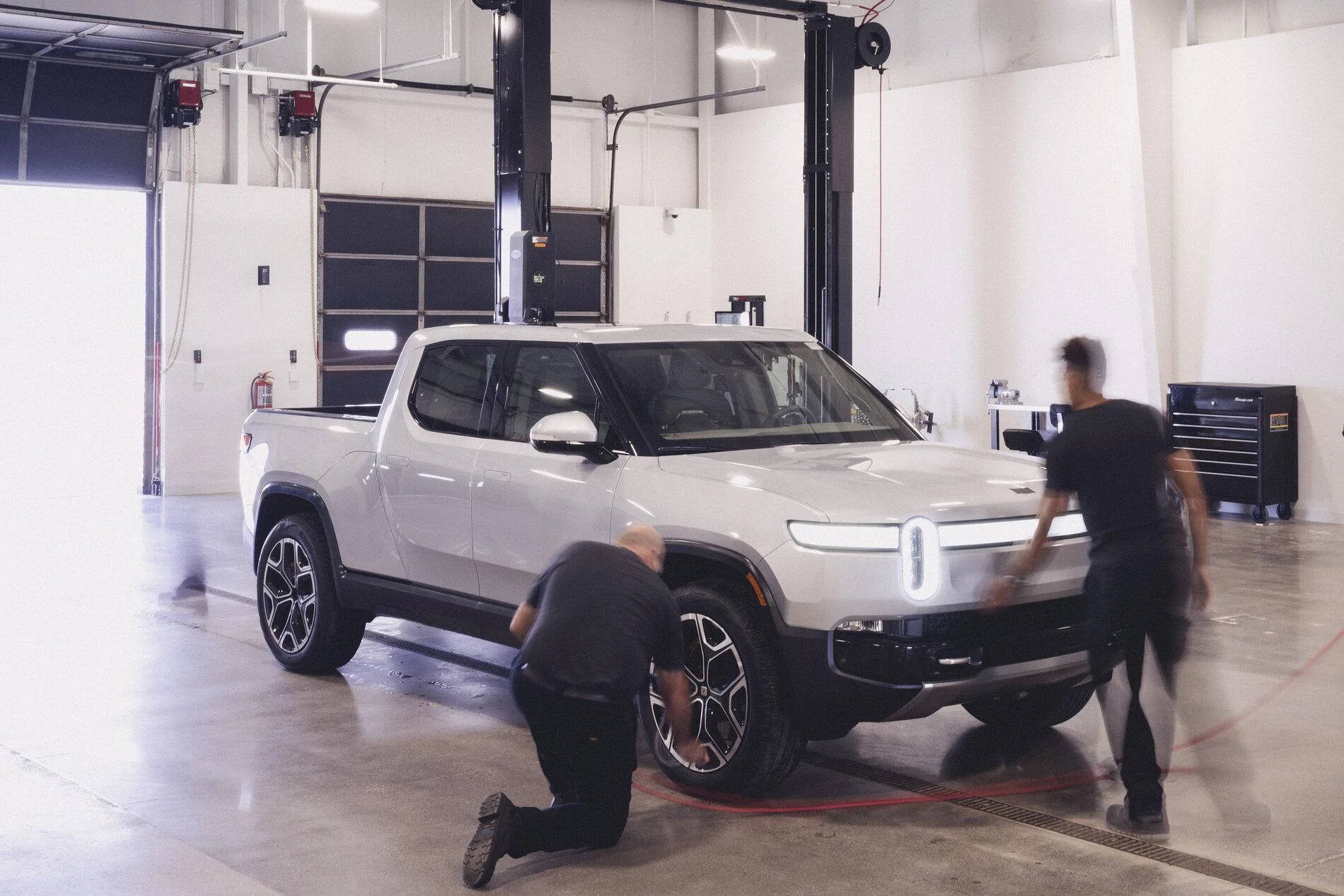 Rivian R1T R1S A look at Rivian Service Centers, now located in Brooklyn, Bellevue, Normal, San Francisco and El Segundo E7ZWdzNVIAYrfhj