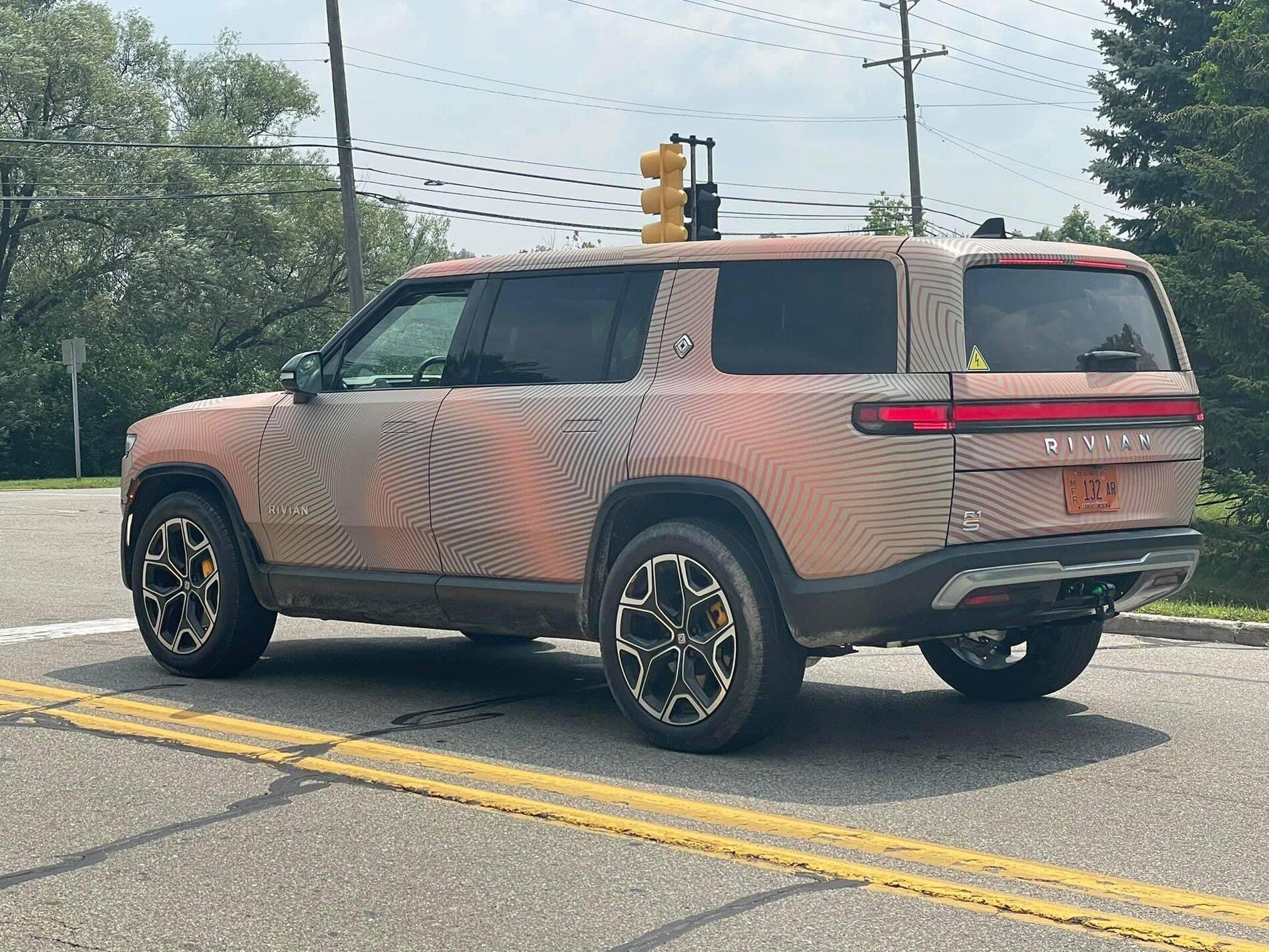 Rivian R1T R1S Real Rivian Photos & Videos 1B7891DA-512F-4C9F-AA31-4986A7975D17