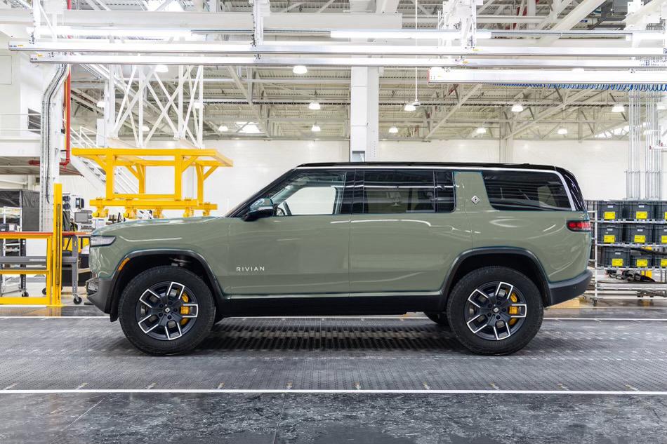 Rivian R1T R1S UPDATED - (Photoshopped) R1S in Launch Green with 22's IMG_0742_2