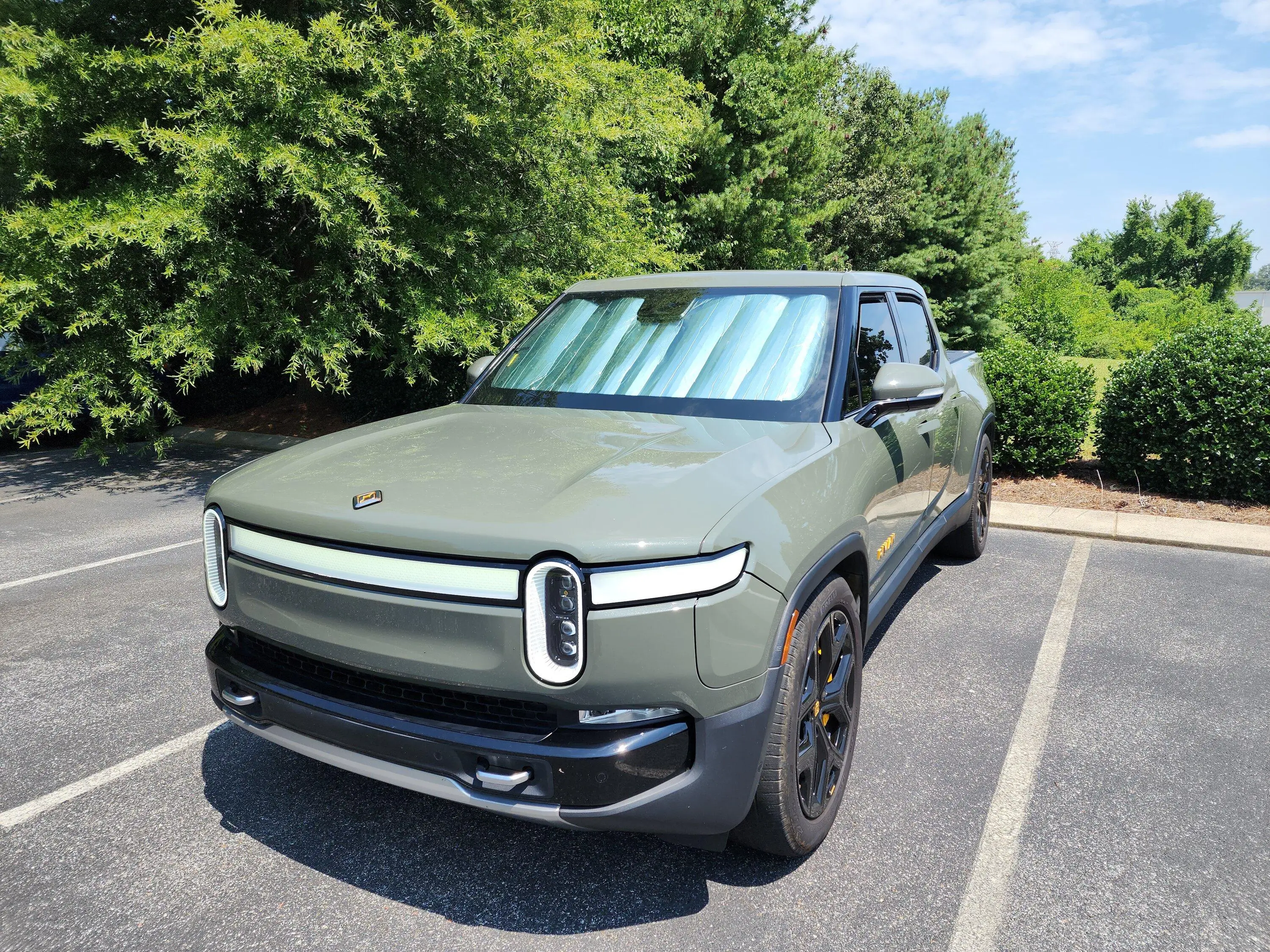 Rivian R1T R1S Hansshow Rivian R1s Sunshade Install 20230727_122733