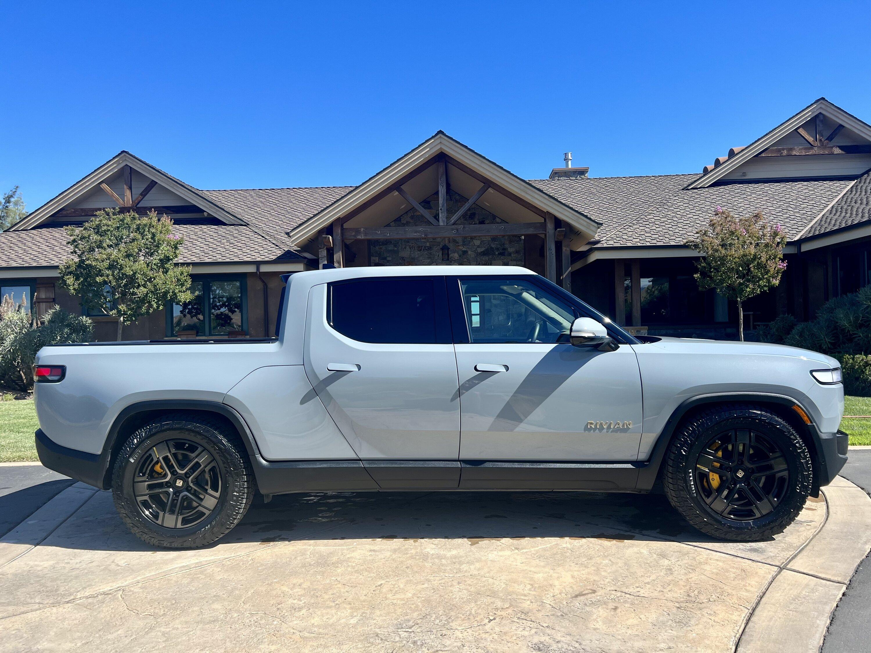 Rivian R1T R1S 2022 Rivian R1T. Adventure. 69K 6785DDD3-38CC-4506-A37C-653E2139085A