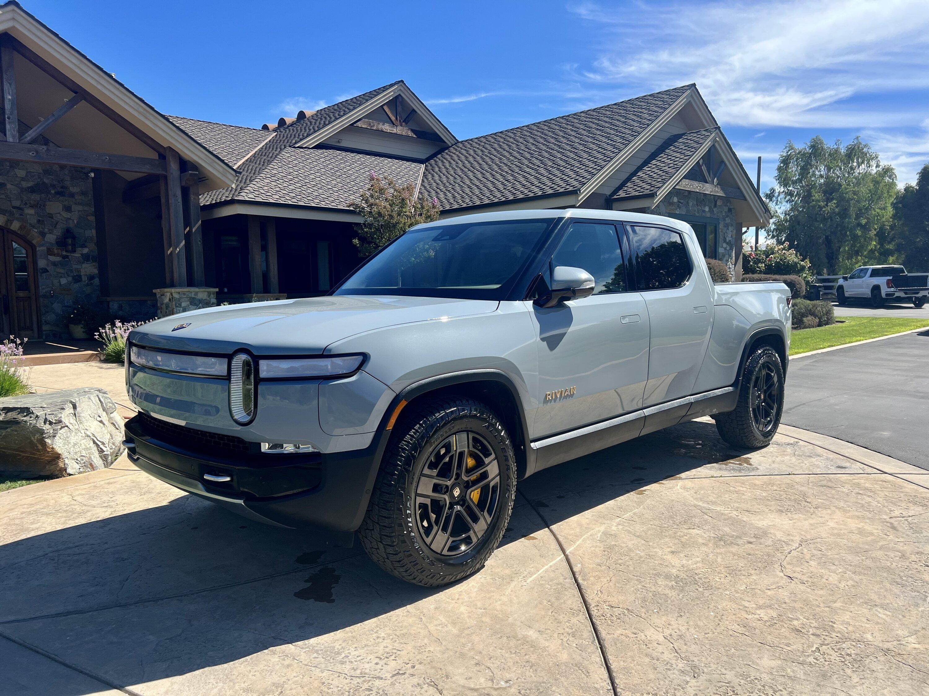 Rivian R1T R1S 2022 Rivian R1T. Adventure. 69K 8F63978F-4912-4E20-81AC-2B8FF9B36C2A