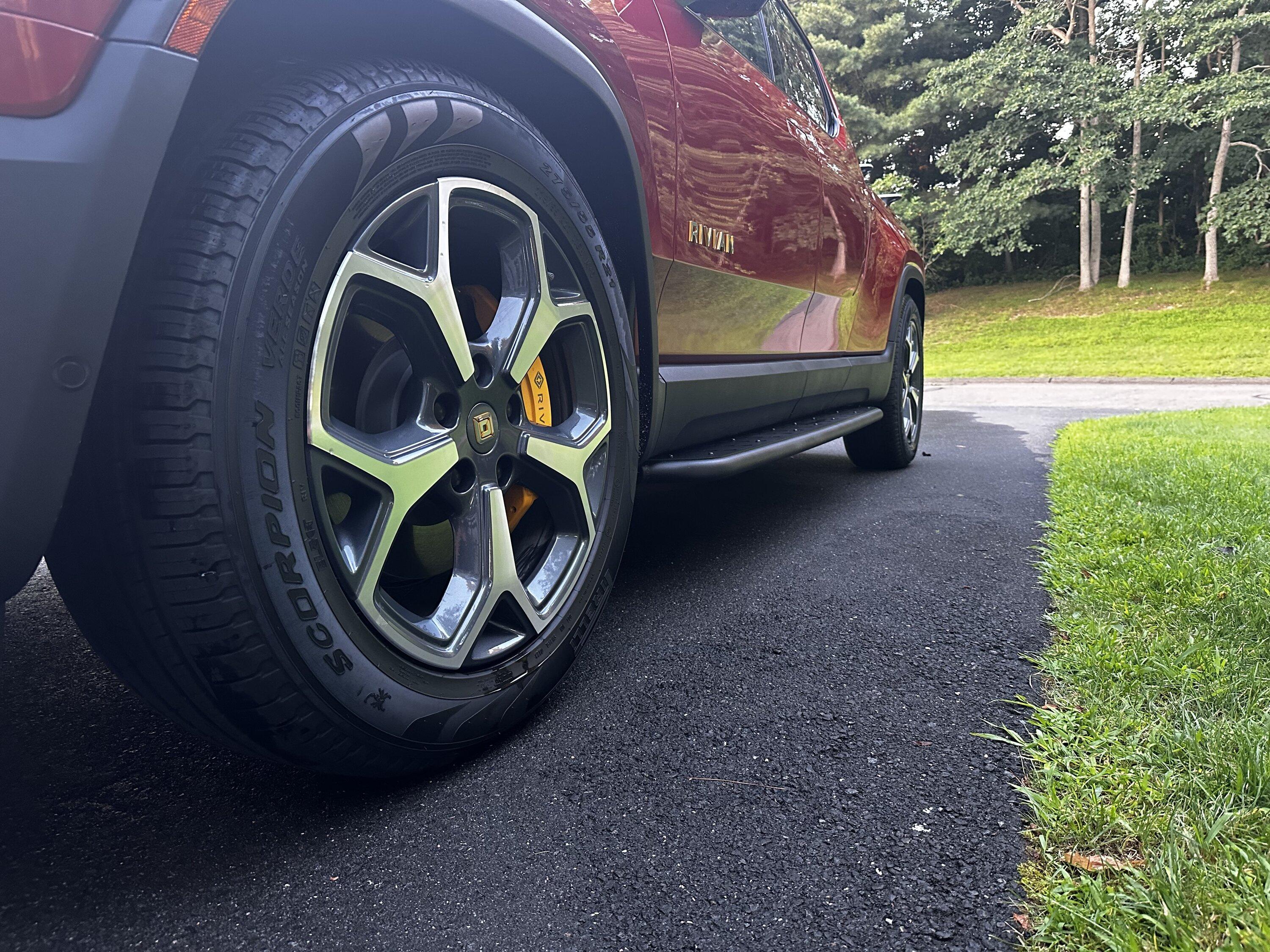Rivian R1T R1S Introducing RMaxx Running Boards & Rock Sliders for Rivian R1T / R1S from Team 1EV IMG_2136