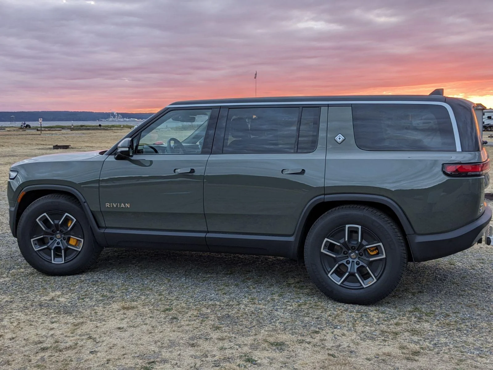 Rivian R1T R1S ? LAUNCH GREEN R1S  Photos R1S at Fort Flagler
