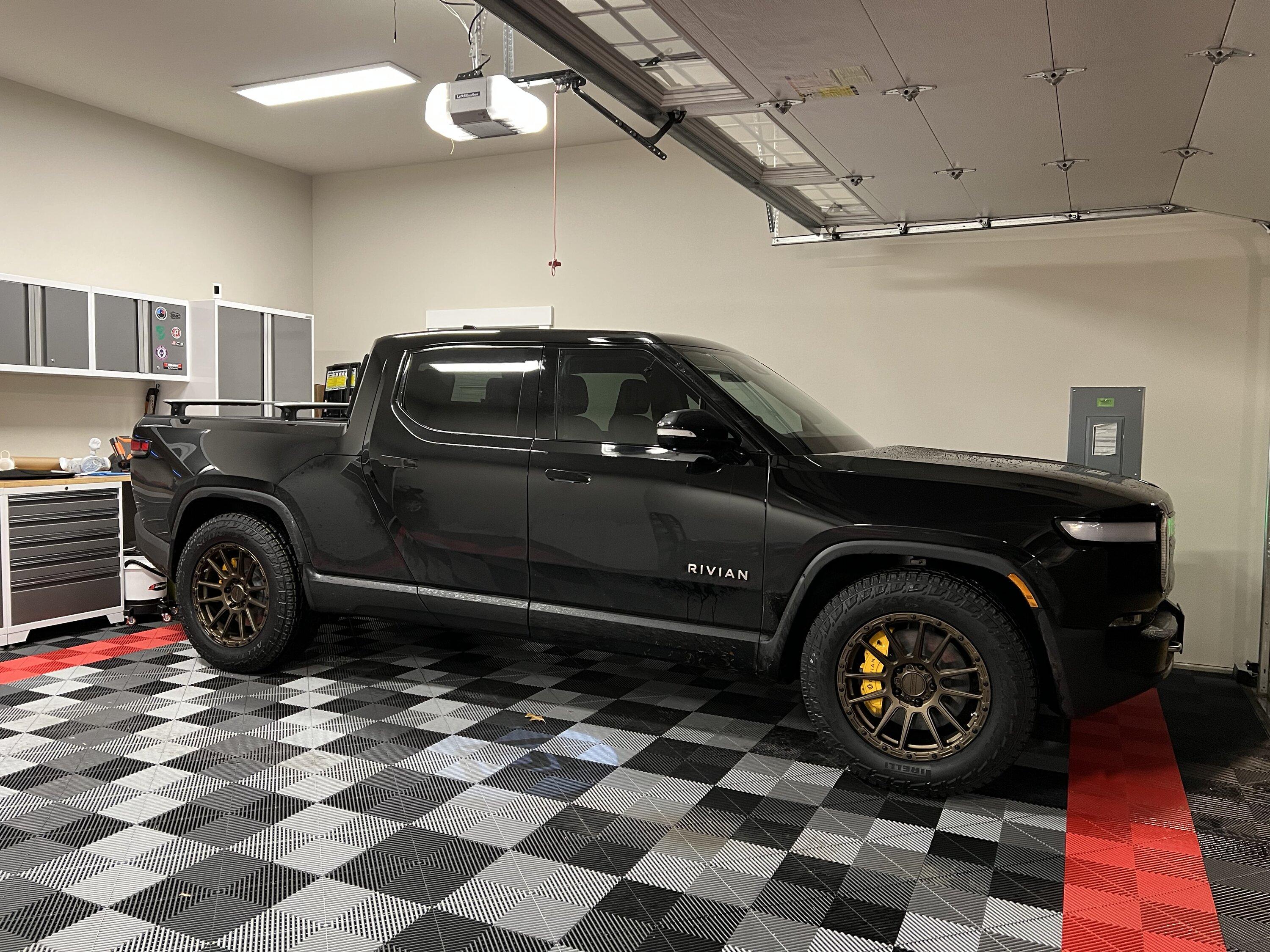 Rivian R1T R1S MIDNIGHT (Black) Rivian Photos IMG_3859