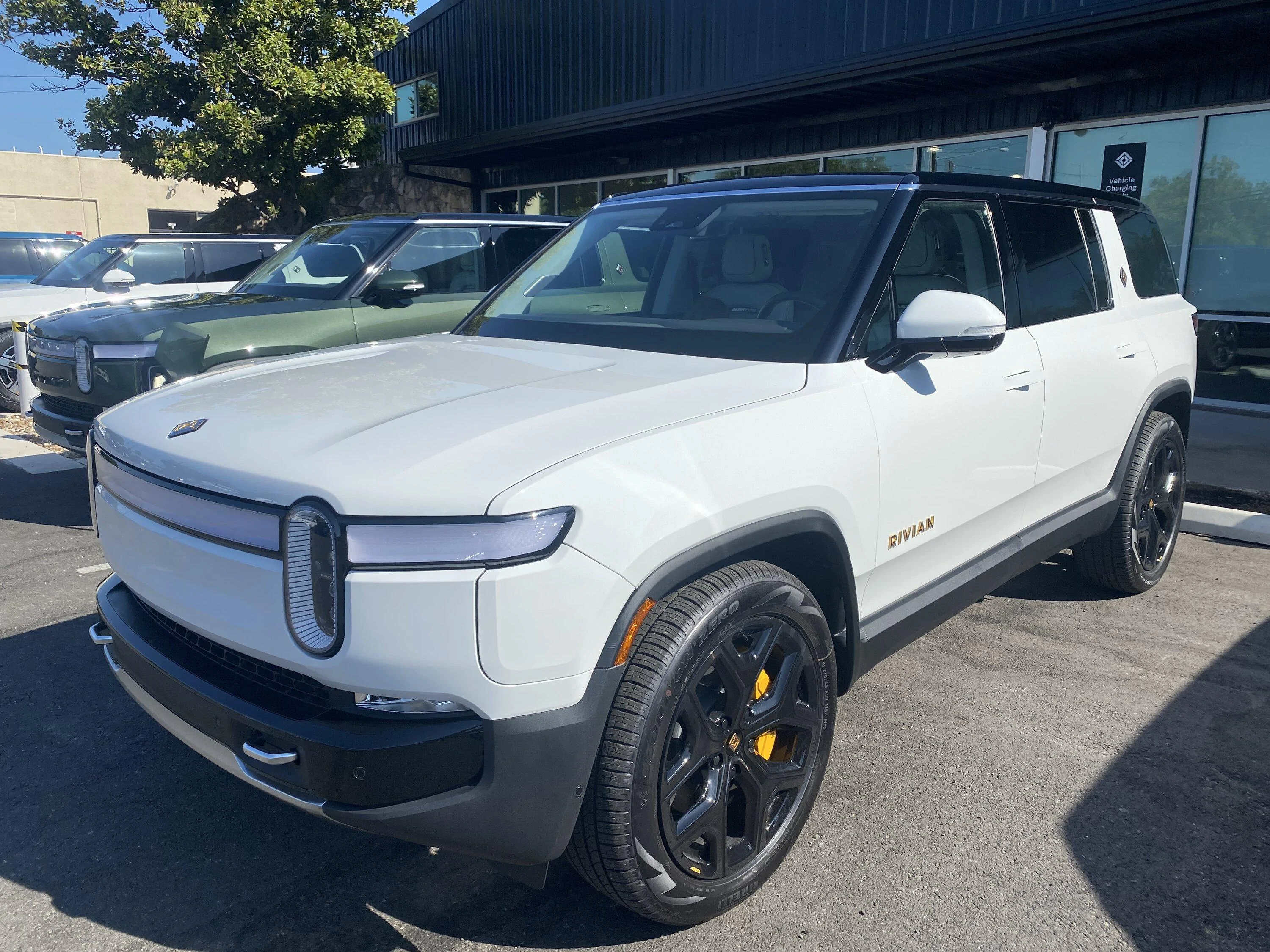 Rivian R1T R1S ? GLACIER WHITE R1S  Photos IMG_3774