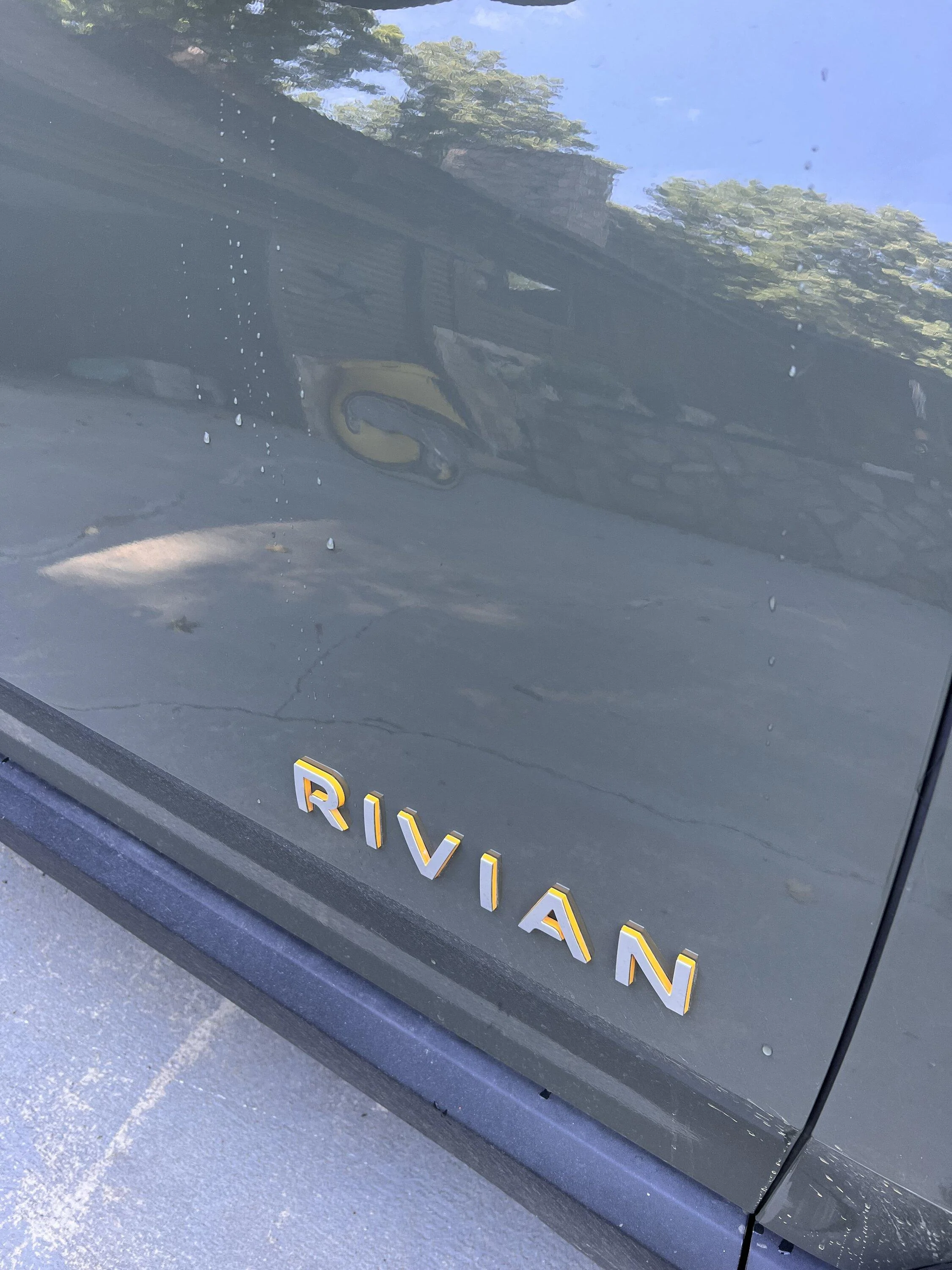 Rivian R1T R1S Warning: Do not close your frunk by hand! IMG_4545