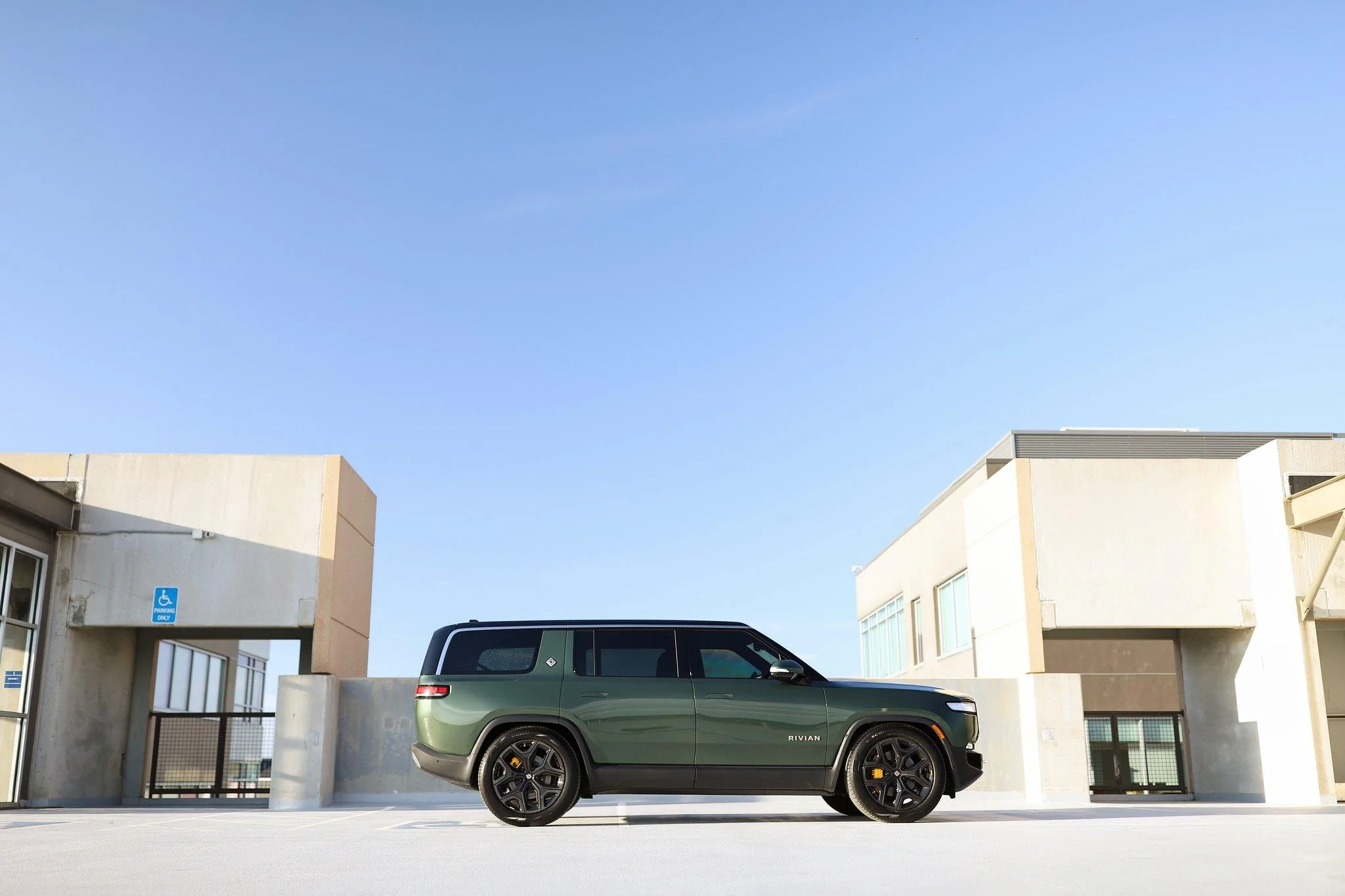 Rivian R1T R1S ? FOREST GREEN R1S Photos 53082083600_2160a48965_k