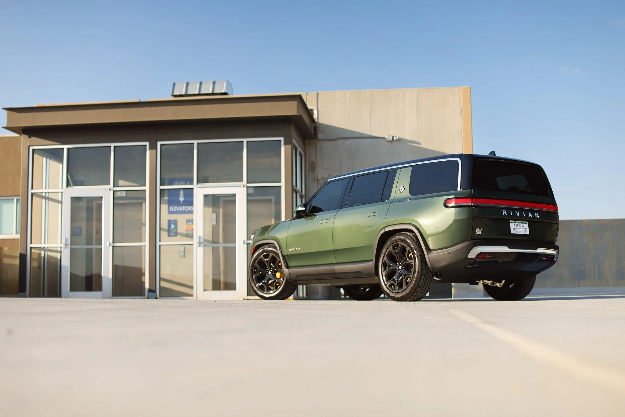 Rivian R1T R1S ? FOREST GREEN R1S Photos 53082084015_ced9fbb866_k