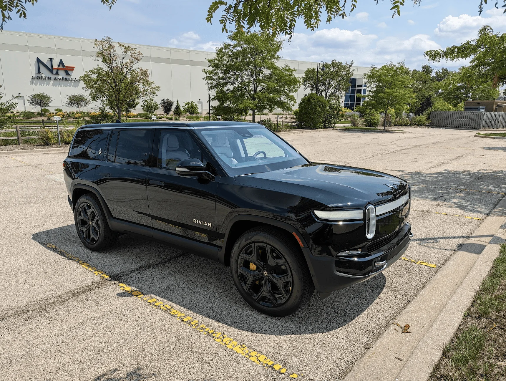 Rivian R1T R1S MIDNIGHT (Black) Rivian Photos 1690931822790-png