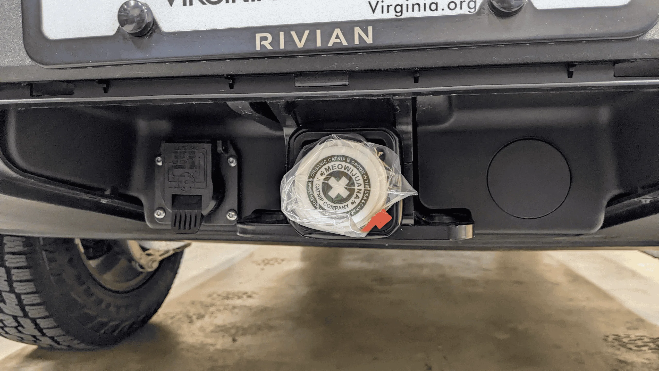 Rivian R1T R1S R1T 12v batteries dead 1691043074474