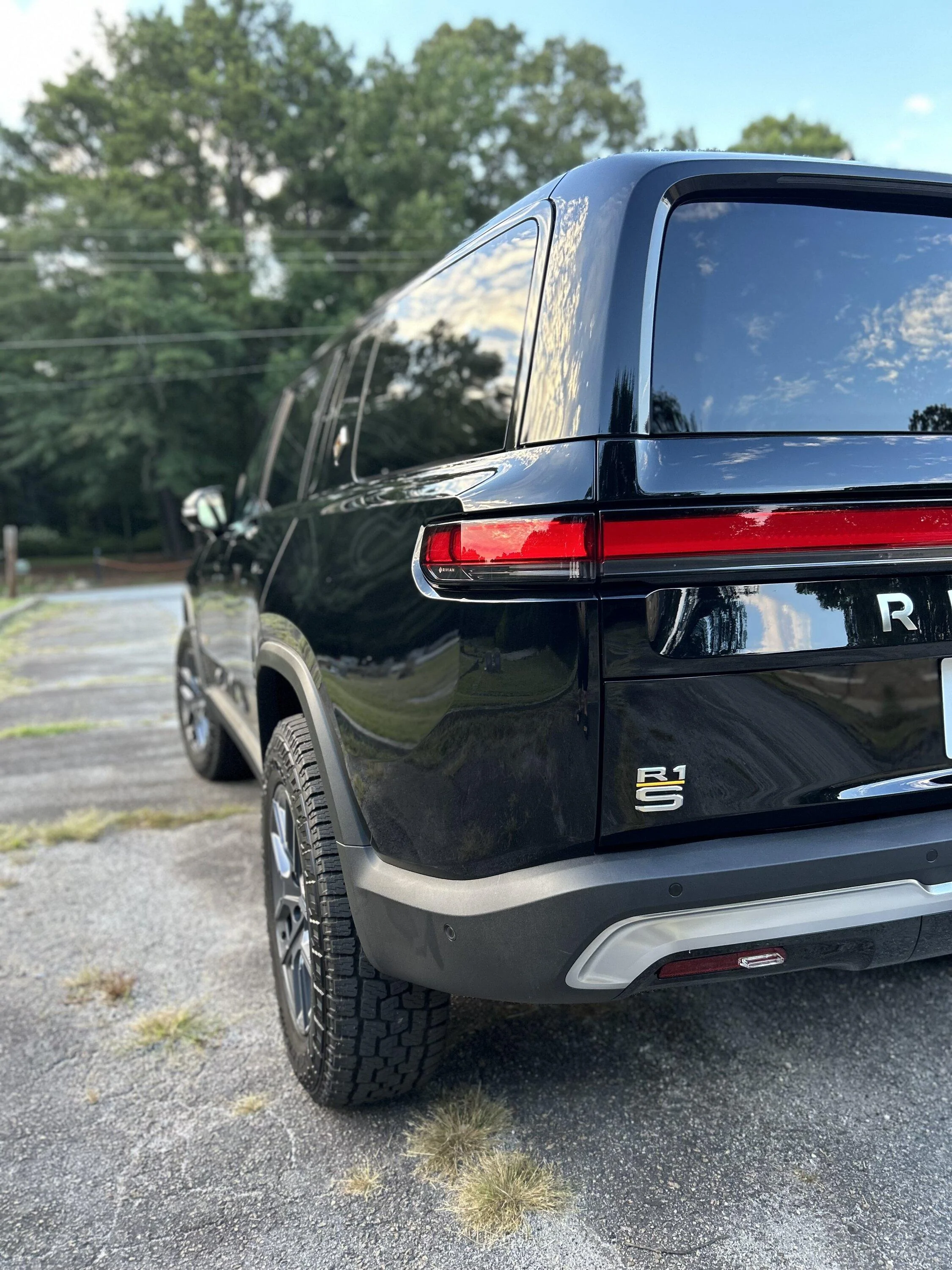 Rivian R1T R1S ATL_R1S Midnight Black Build IMG_0582
