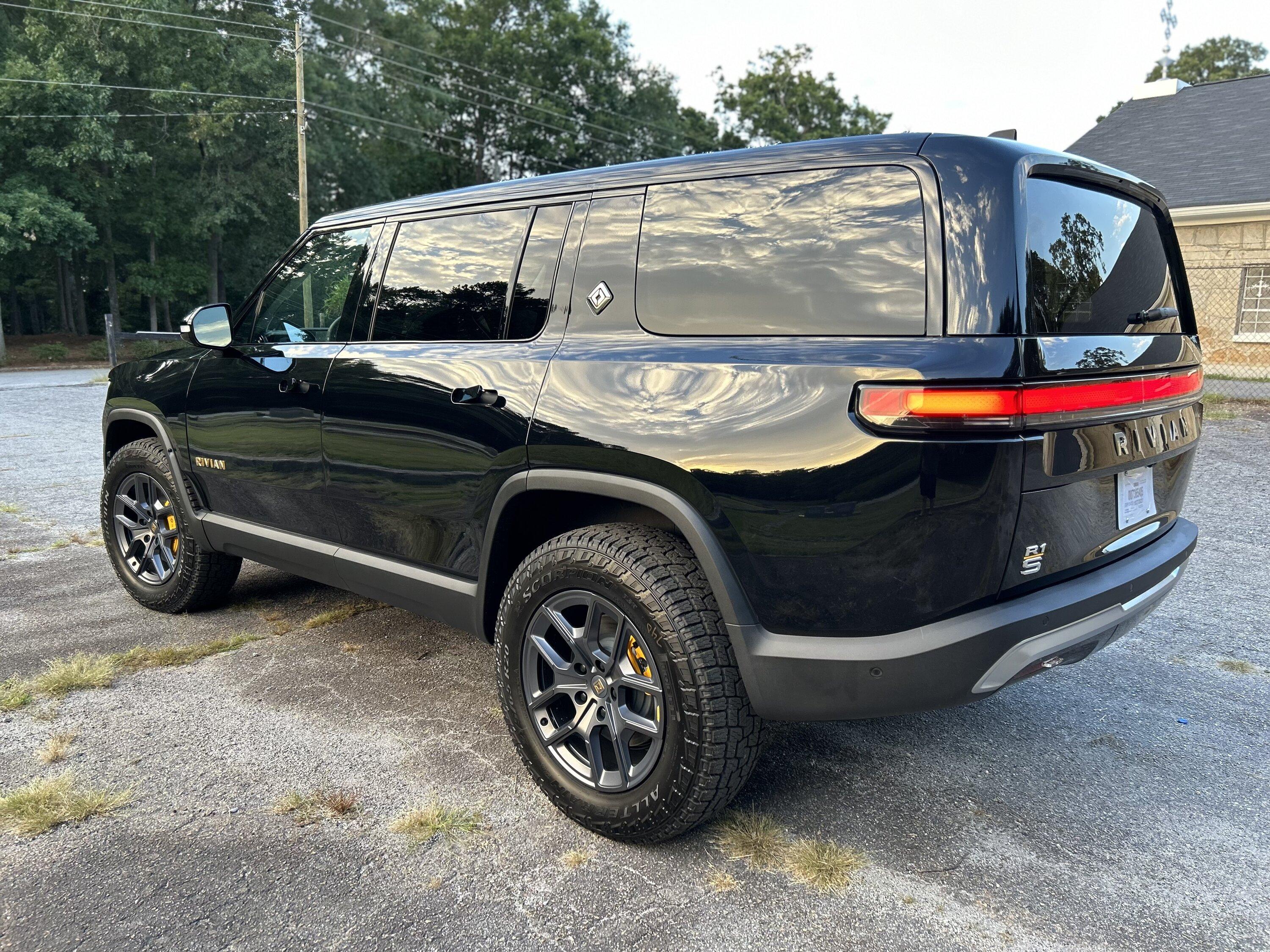 Rivian R1T R1S ATL_R1S Midnight Black Build IMG_0604