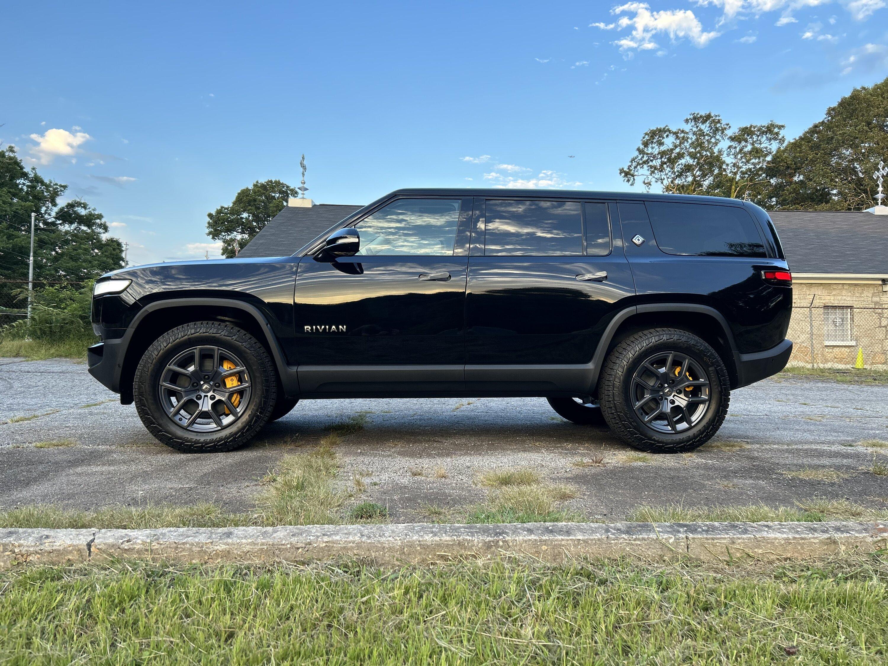 Rivian R1T R1S ATL_R1S Midnight Black Build IMG_0605