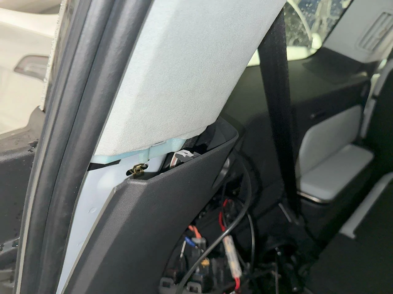 Rivian R1T R1S Hardwire Midland MXT275 GMRS 2-Way Radio with rear 12V power tap (R1S) IMG_5825.jpg?ixlib=rails-4.2