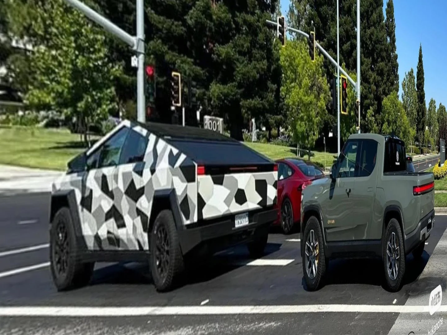 Rivian R1T R1S Cybertruck vs R1T Spotted on Street -- First Size Comparison 20230806_081141