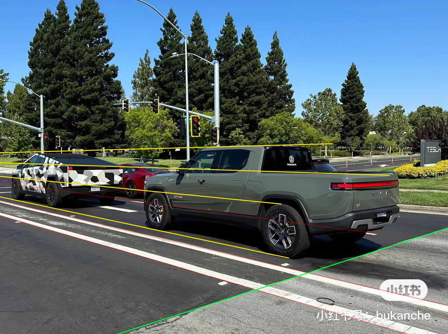 Rivian R1T R1S Cybertruck vs R1T Spotted on Street -- First Size Comparison IMG_1670