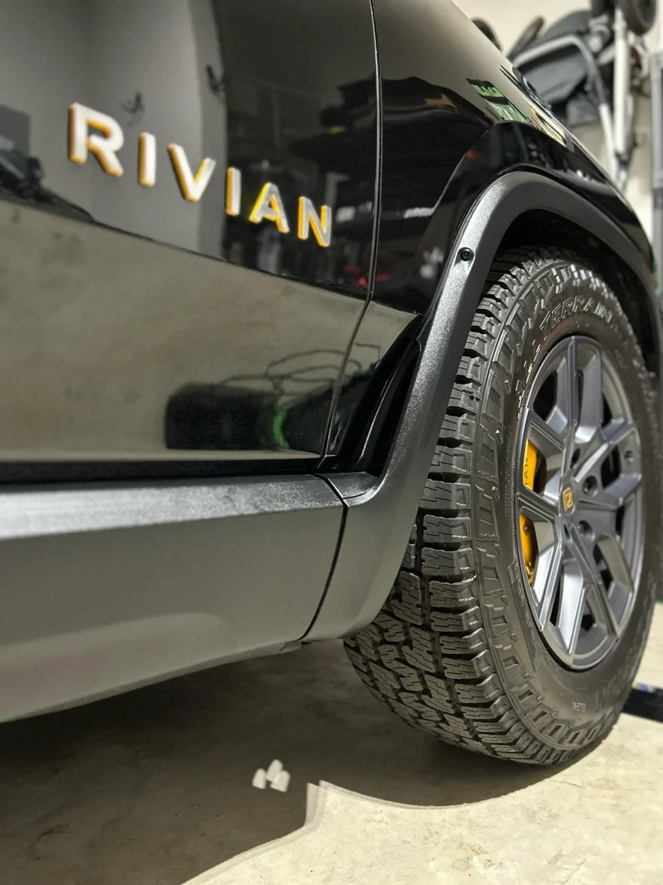 Rivian R1T R1S ATL_R1S Midnight Black Build IMG_0655