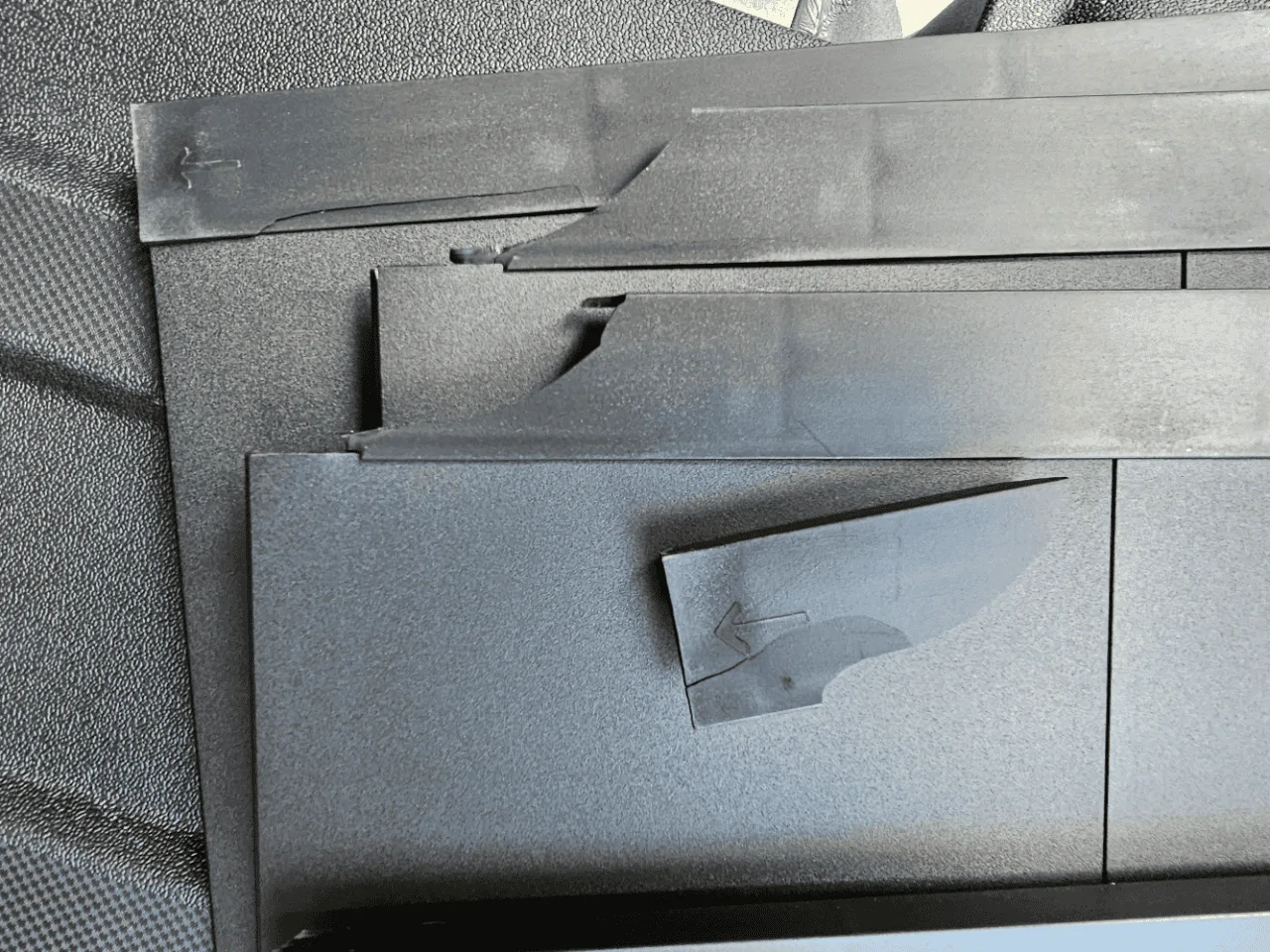 Rivian R1T R1S Received my manual tonneau cover and the slats already broke 20230808_134735