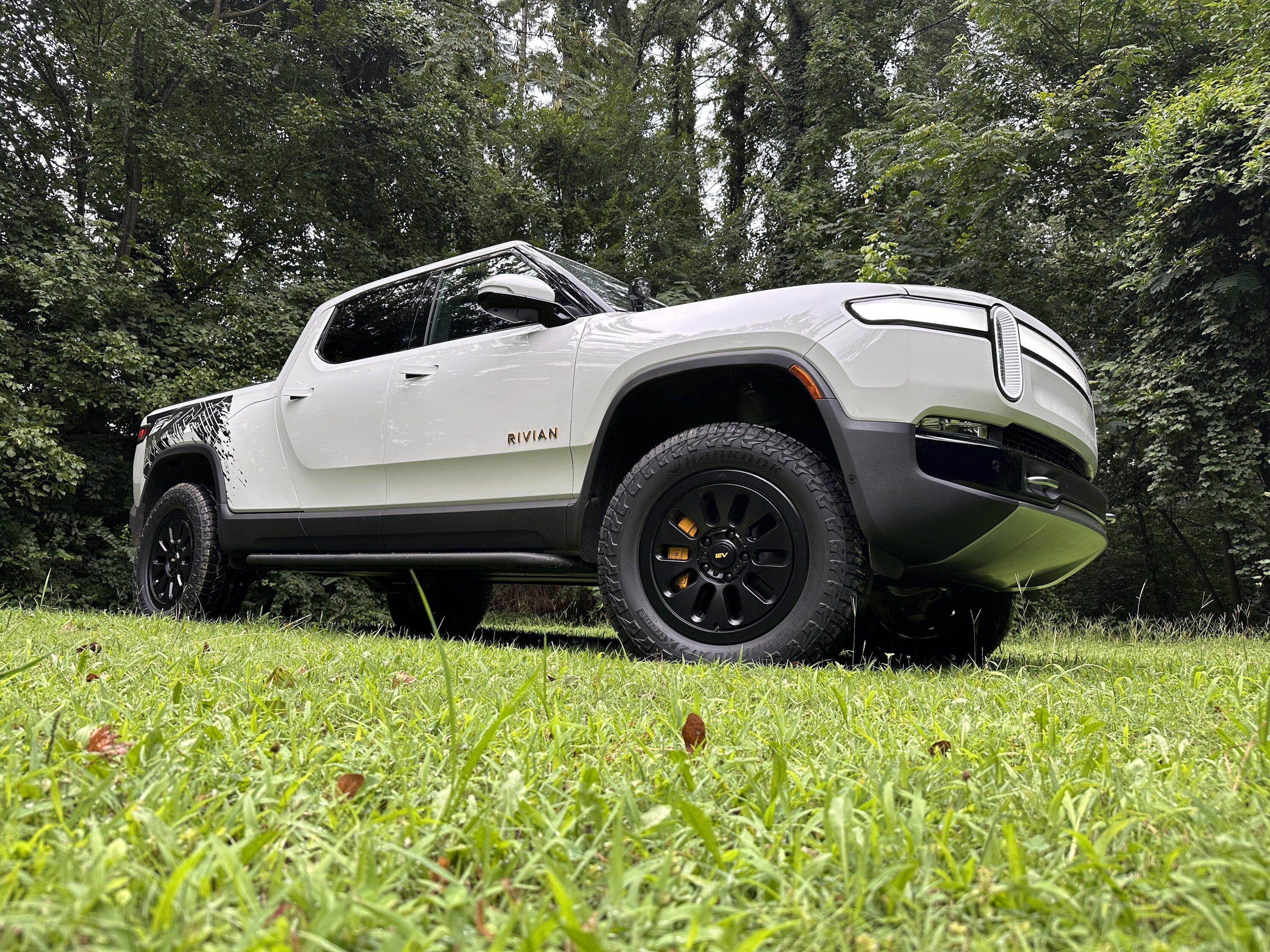 Rivian R1T R1S R1000 wheels in action - ripping up trails in Off Road Mode - Video must see IMG_4477