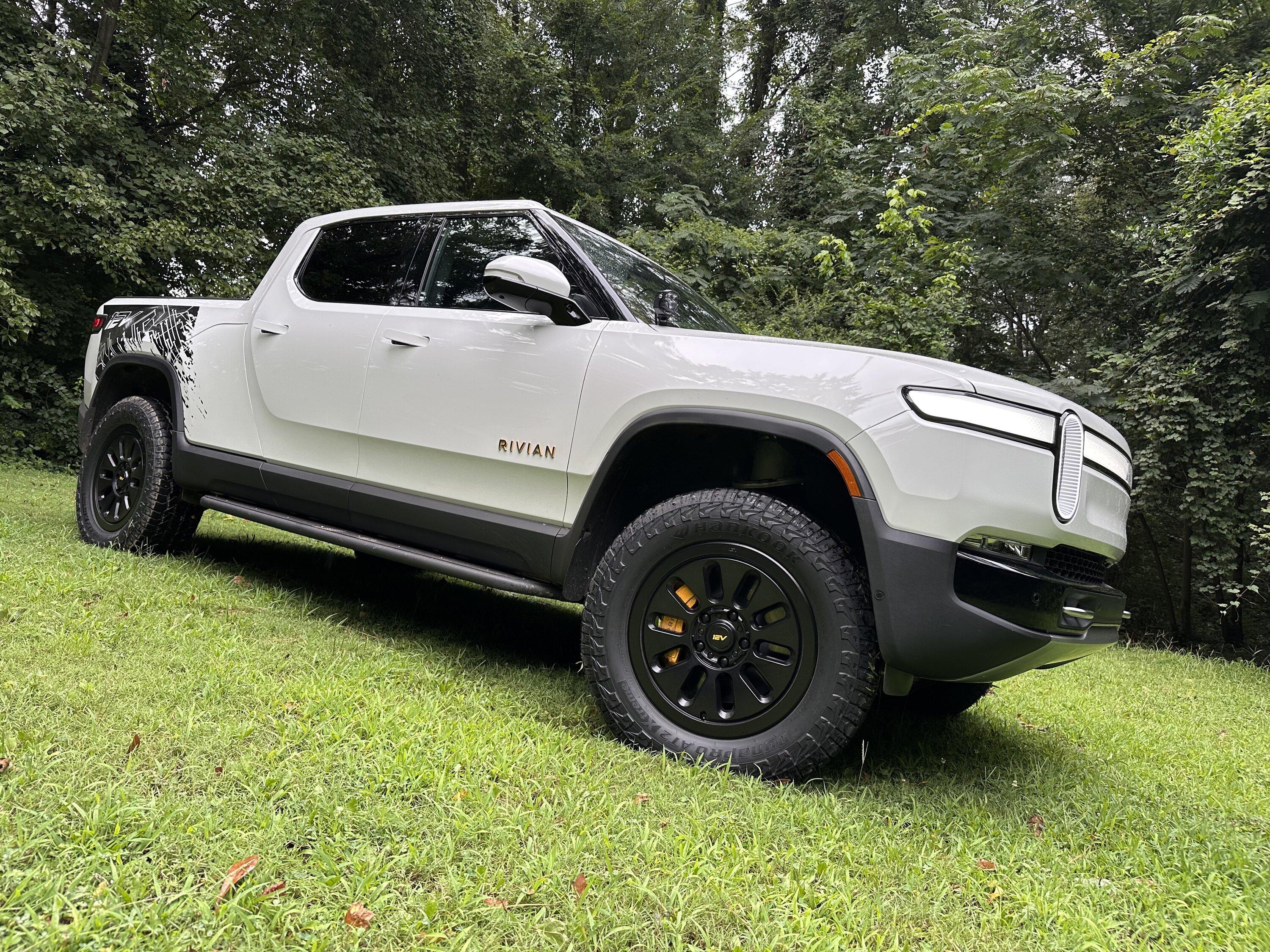 Rivian R1T R1S R1000 wheels in action - ripping up trails in Off Road Mode - Video must see IMG_4473