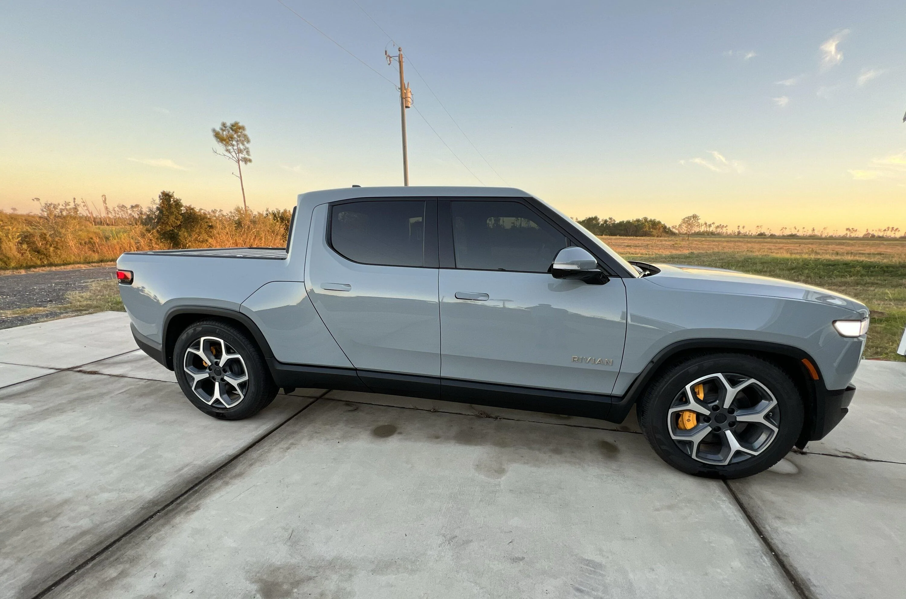 Rivian R1T R1S Limestone R1T evolution from 21" to 20" inch R80B black beadlock wheels + BFG KO2 A/T tires RenderedImag