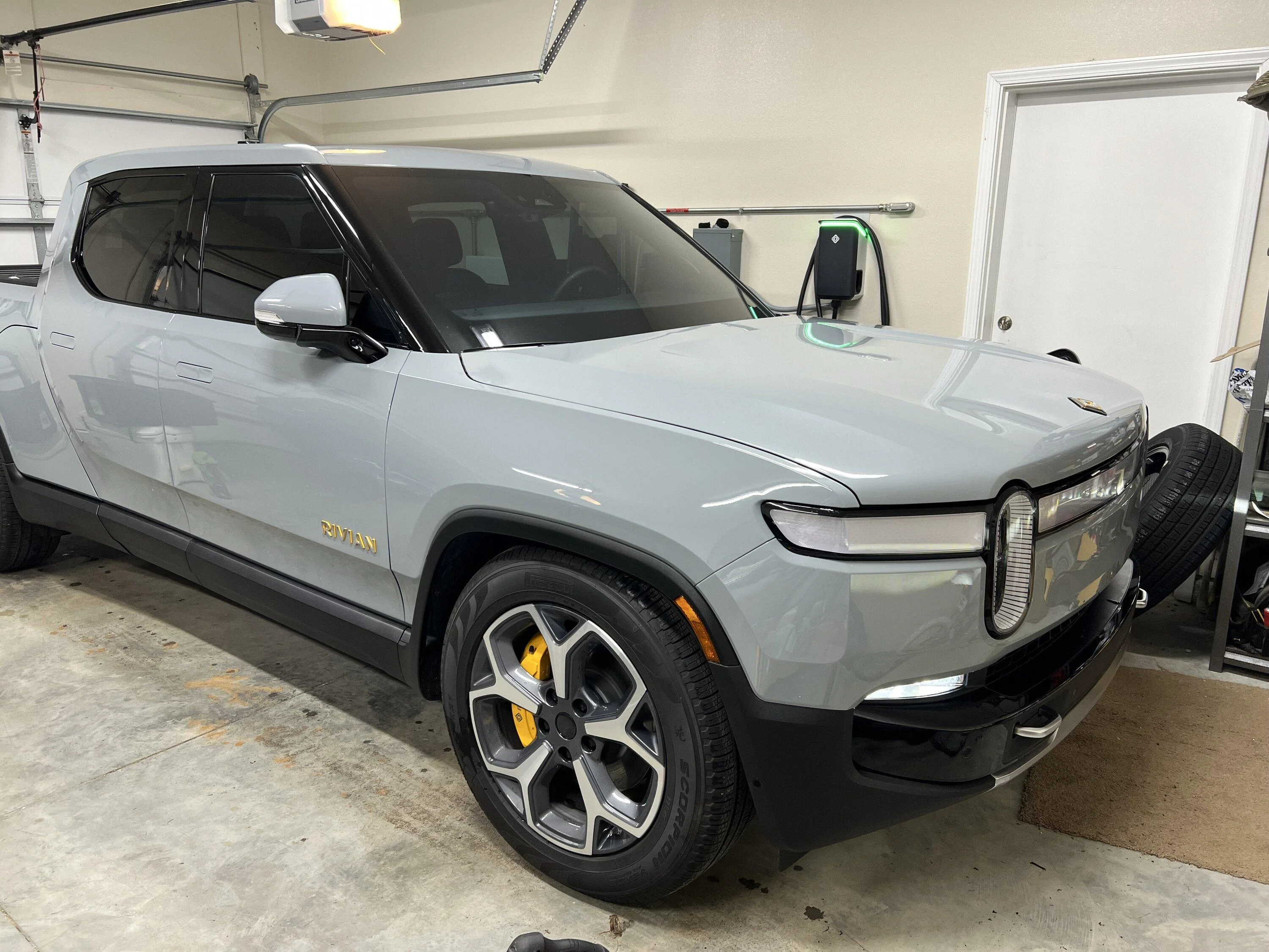 Rivian R1T R1S Limestone R1T evolution from 21" to 20" inch R80B black beadlock wheels + BFG KO2 A/T tires IMG_9004