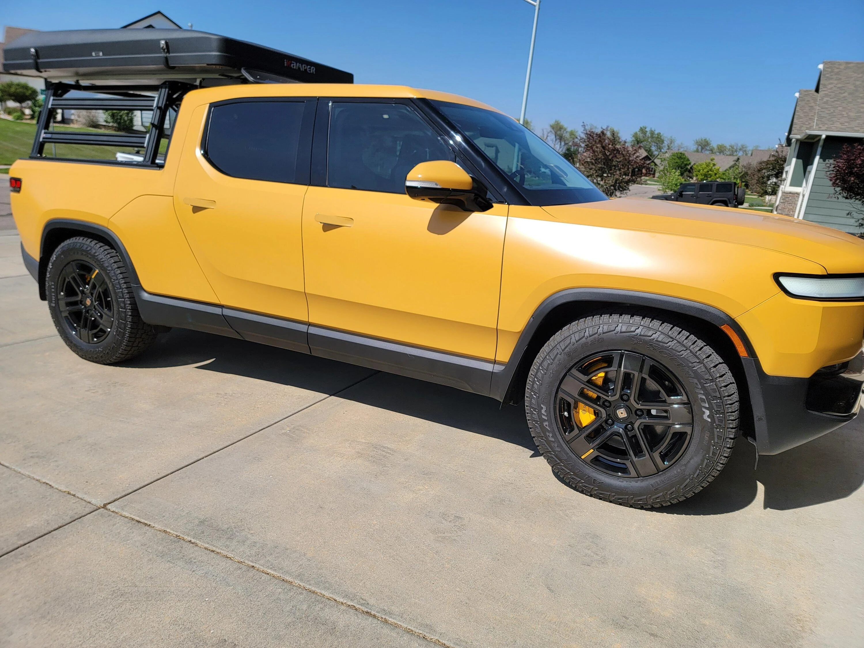 Rivian R1T R1S Limestone R1T evolution from 21" to 20" inch R80B black beadlock wheels + BFG KO2 A/T tires 20230507_155829