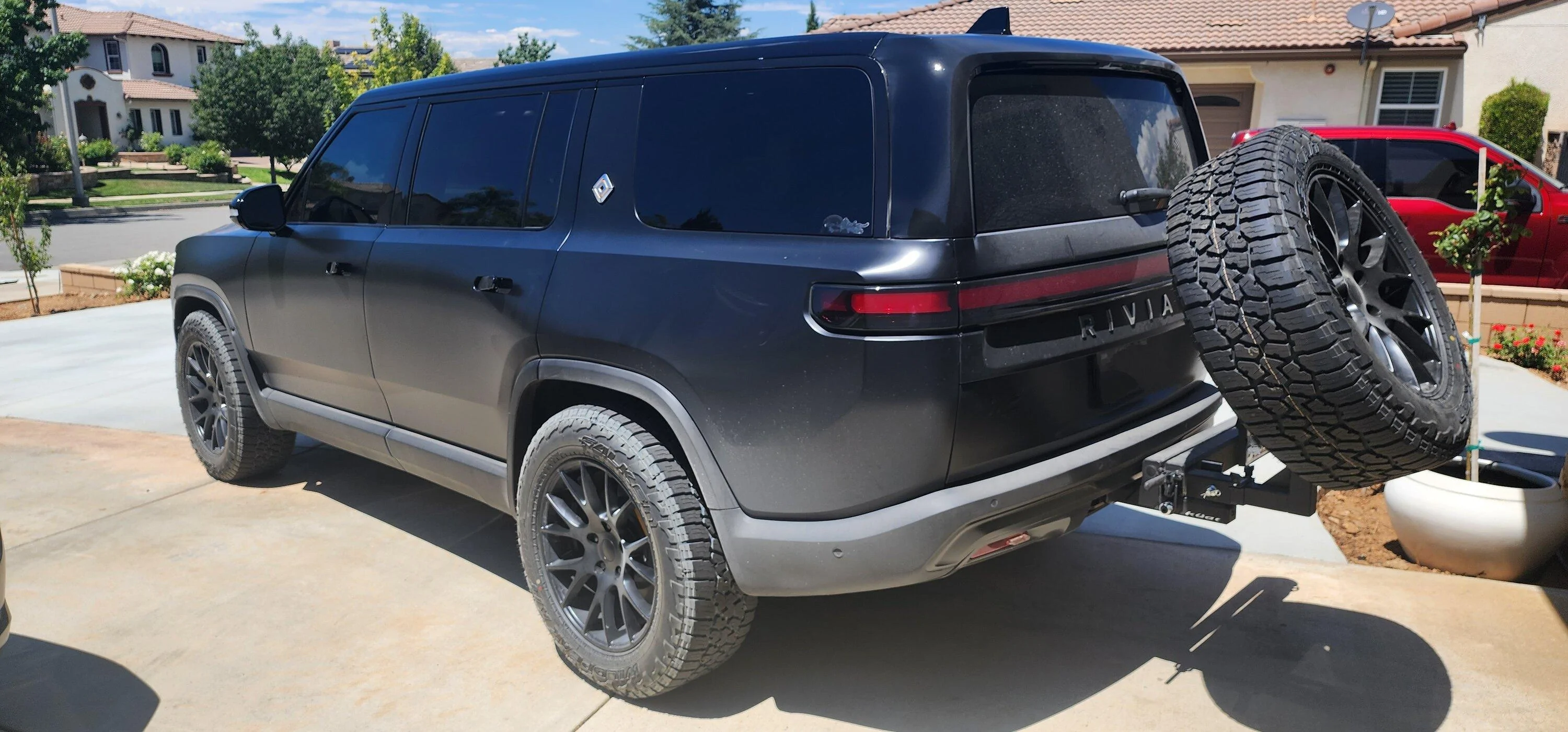 Rivian R1T R1S R1S Spare tire hitch mount options? 20230813_132600~3