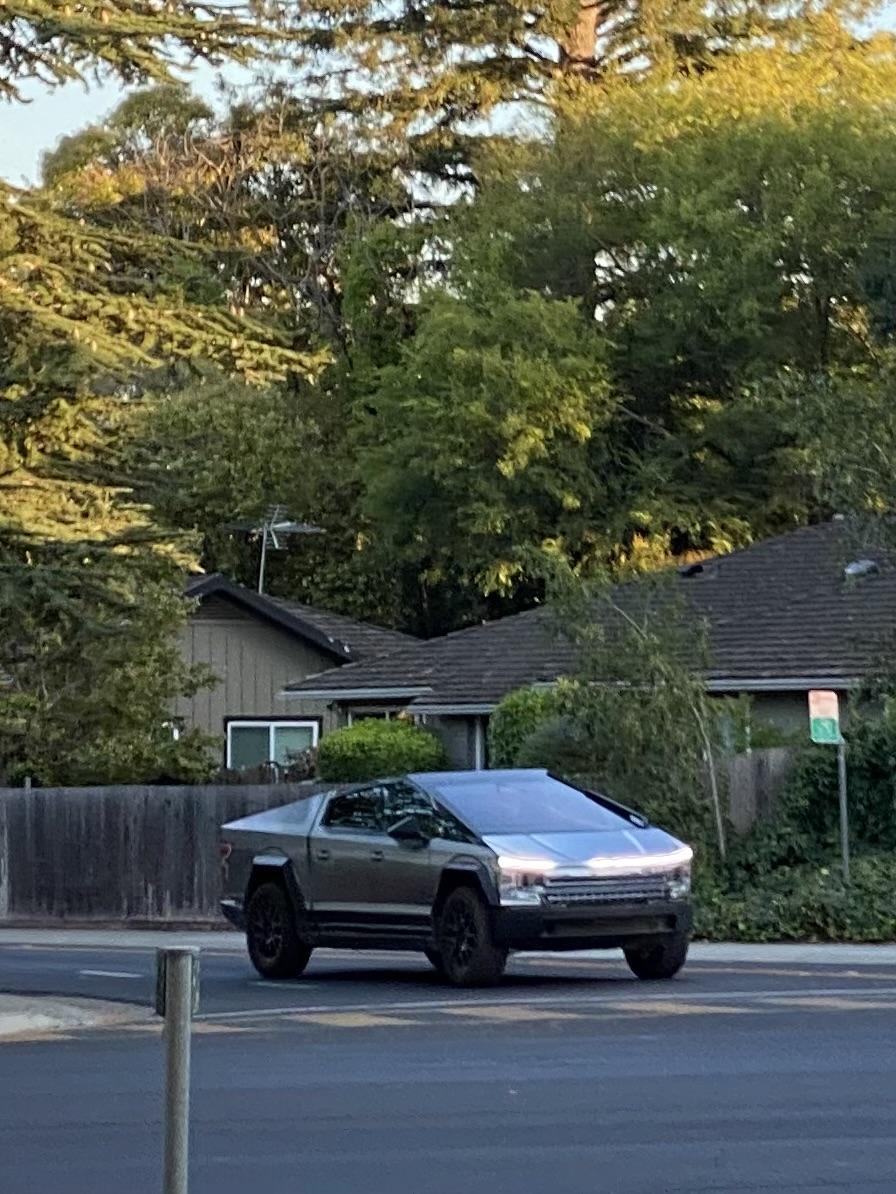 Rivian R1T R1S Saw a Cybertruck on the road ... CT