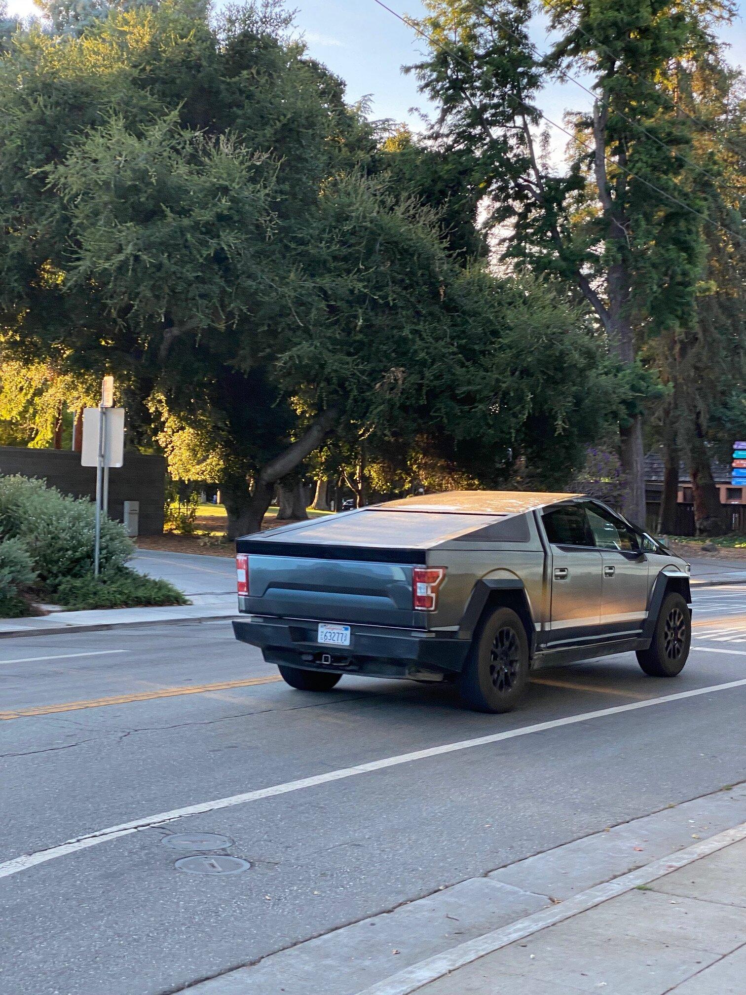 Rivian R1T R1S Saw a Cybertruck on the road ... CT3