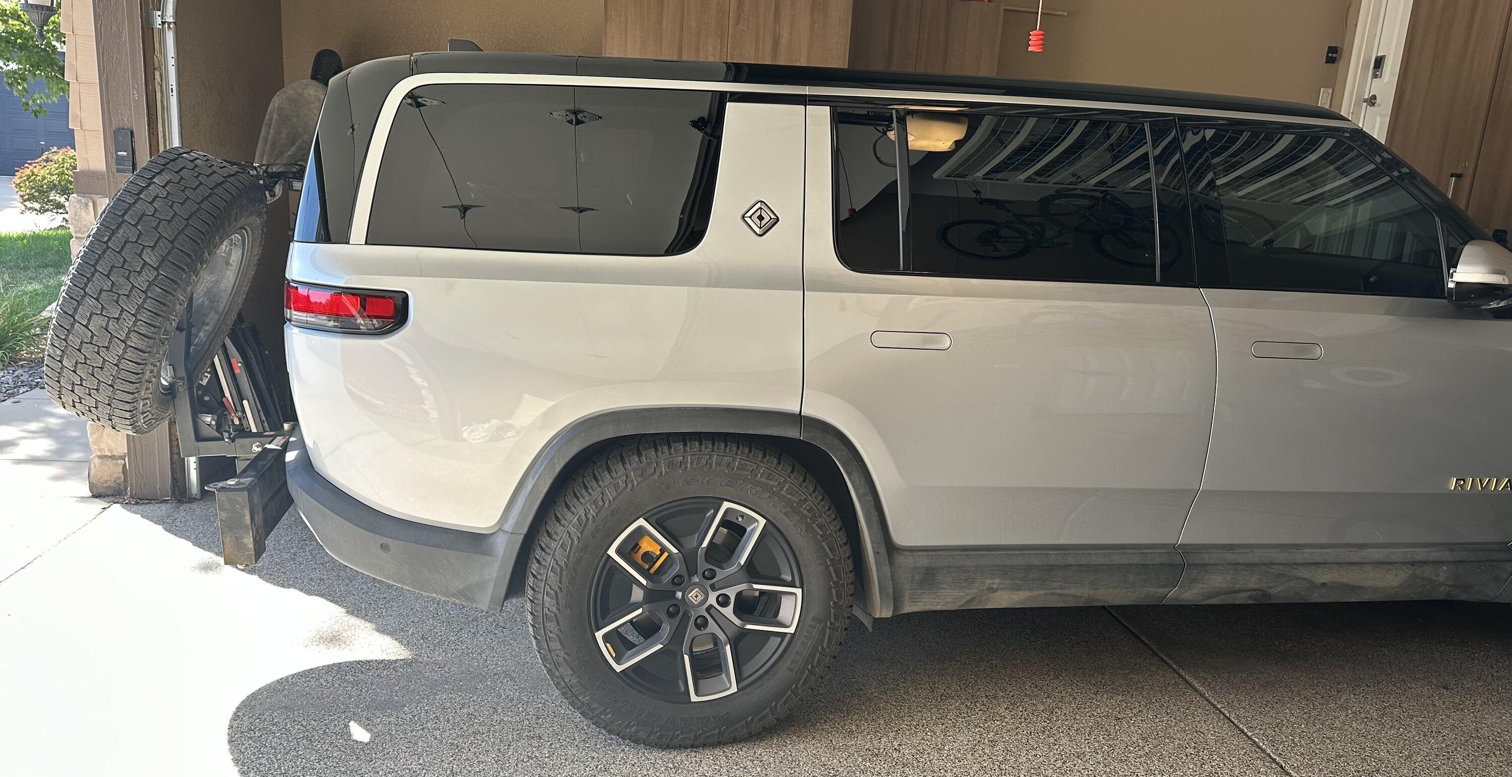 Rivian R1T R1S R1S Spare tire hitch mount options? IMG_1052