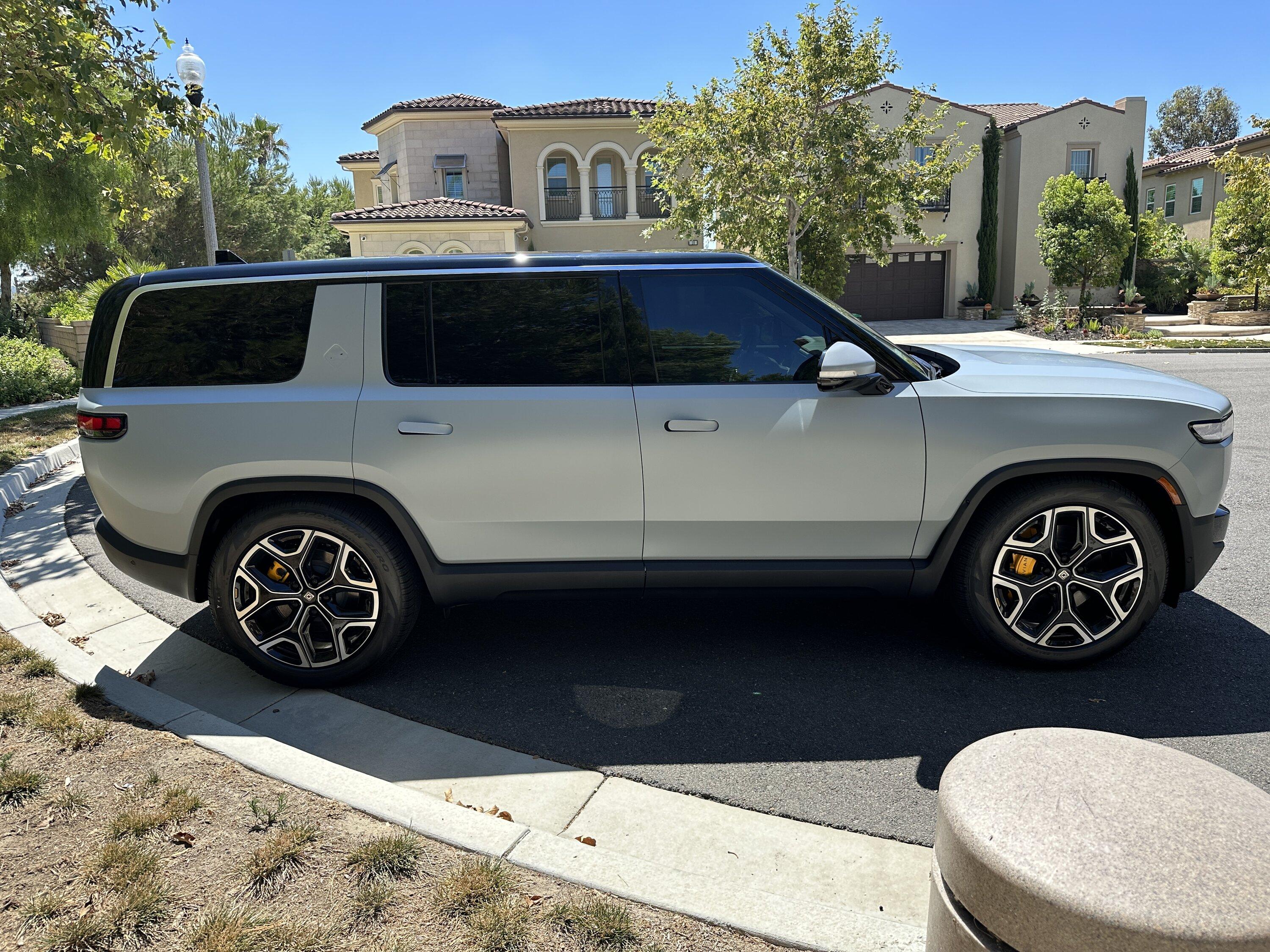 Rivian R1T R1S ? LIMESTONE R1S  Photos img_7216-