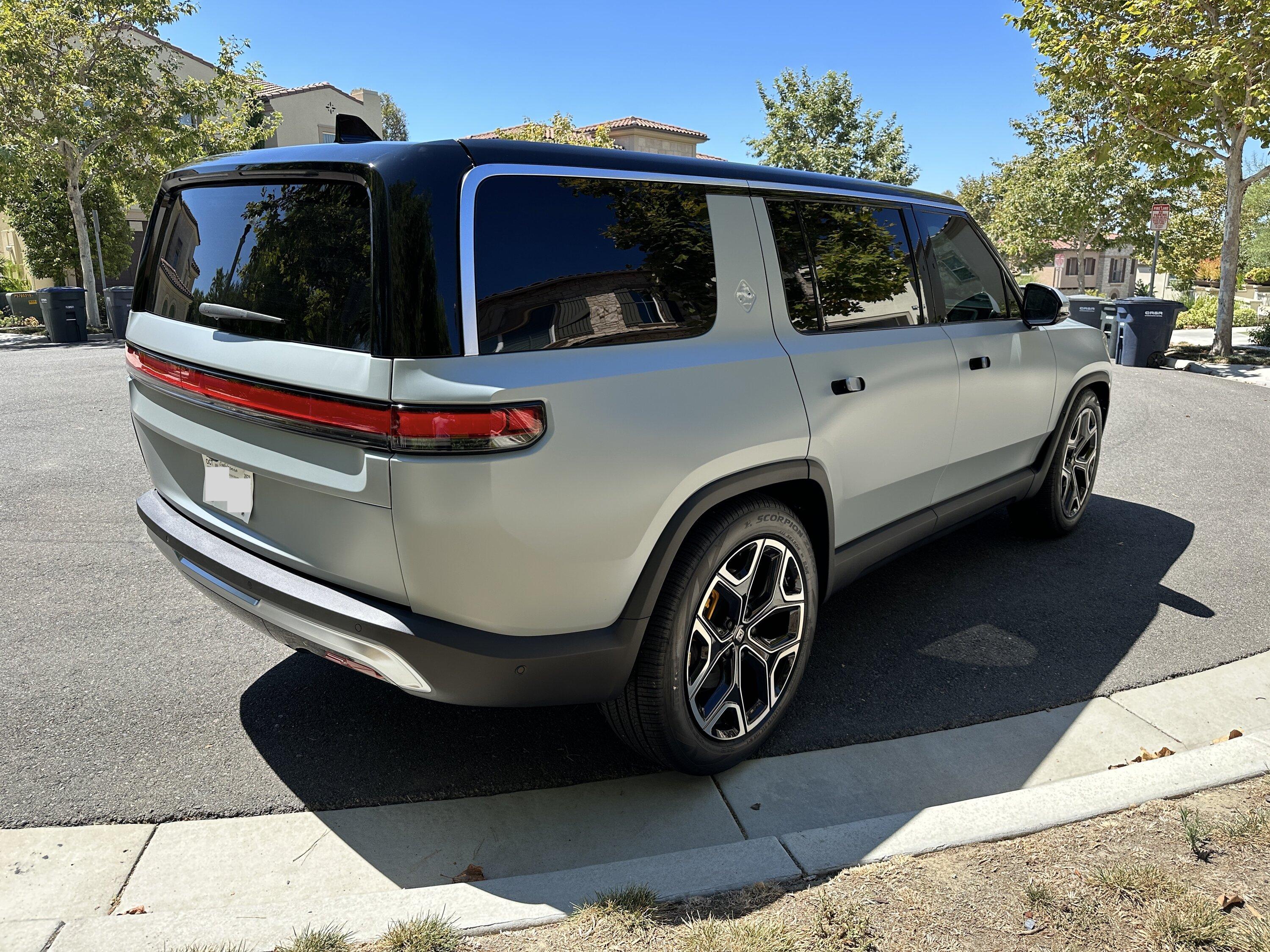 Rivian R1T R1S ? LIMESTONE R1S  Photos img_7217-