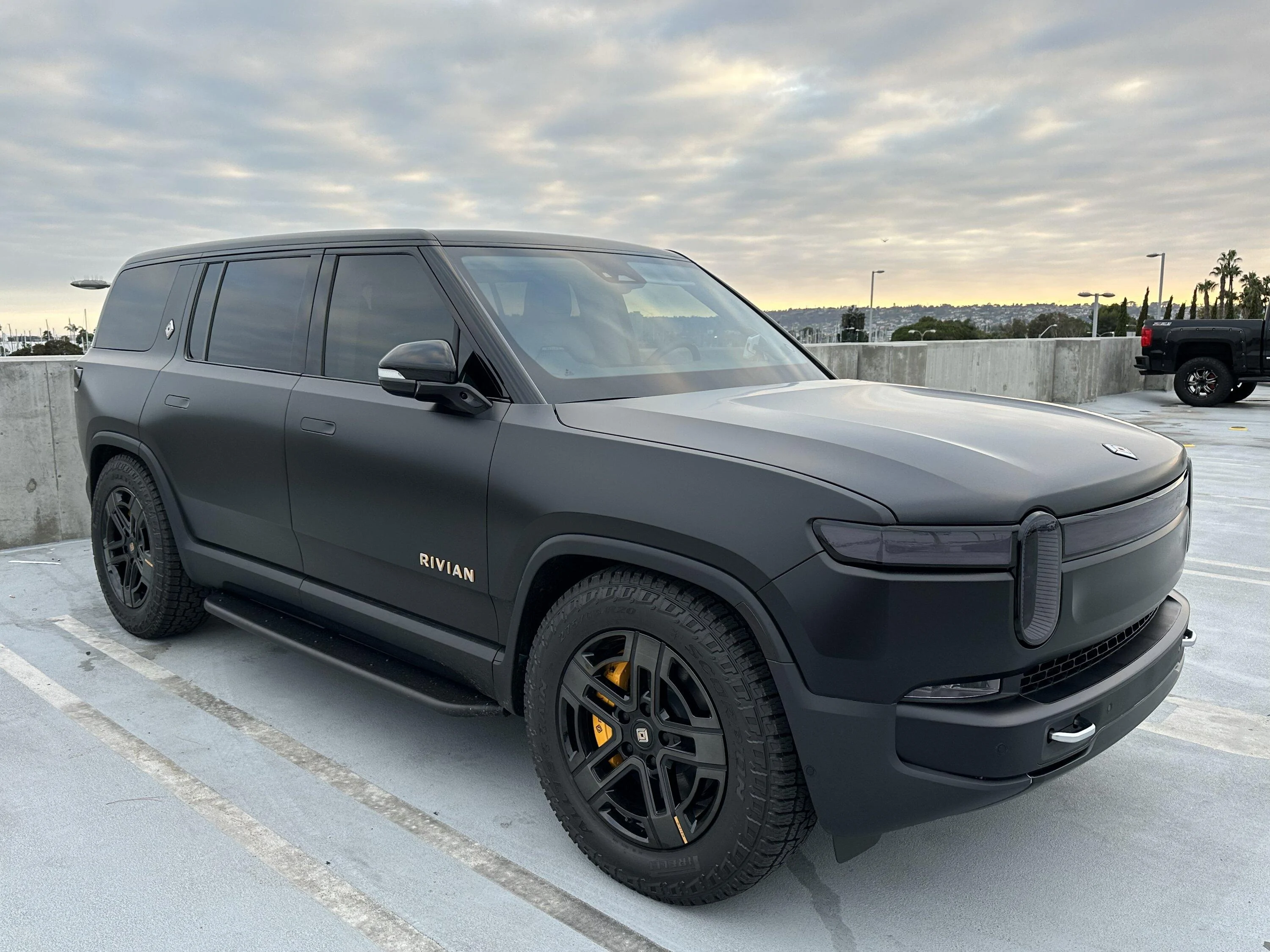Rivian R1T R1S MIDNIGHT (Black) Rivian Photos 08D7137B-4D61-4645-B18E-646108B3467C