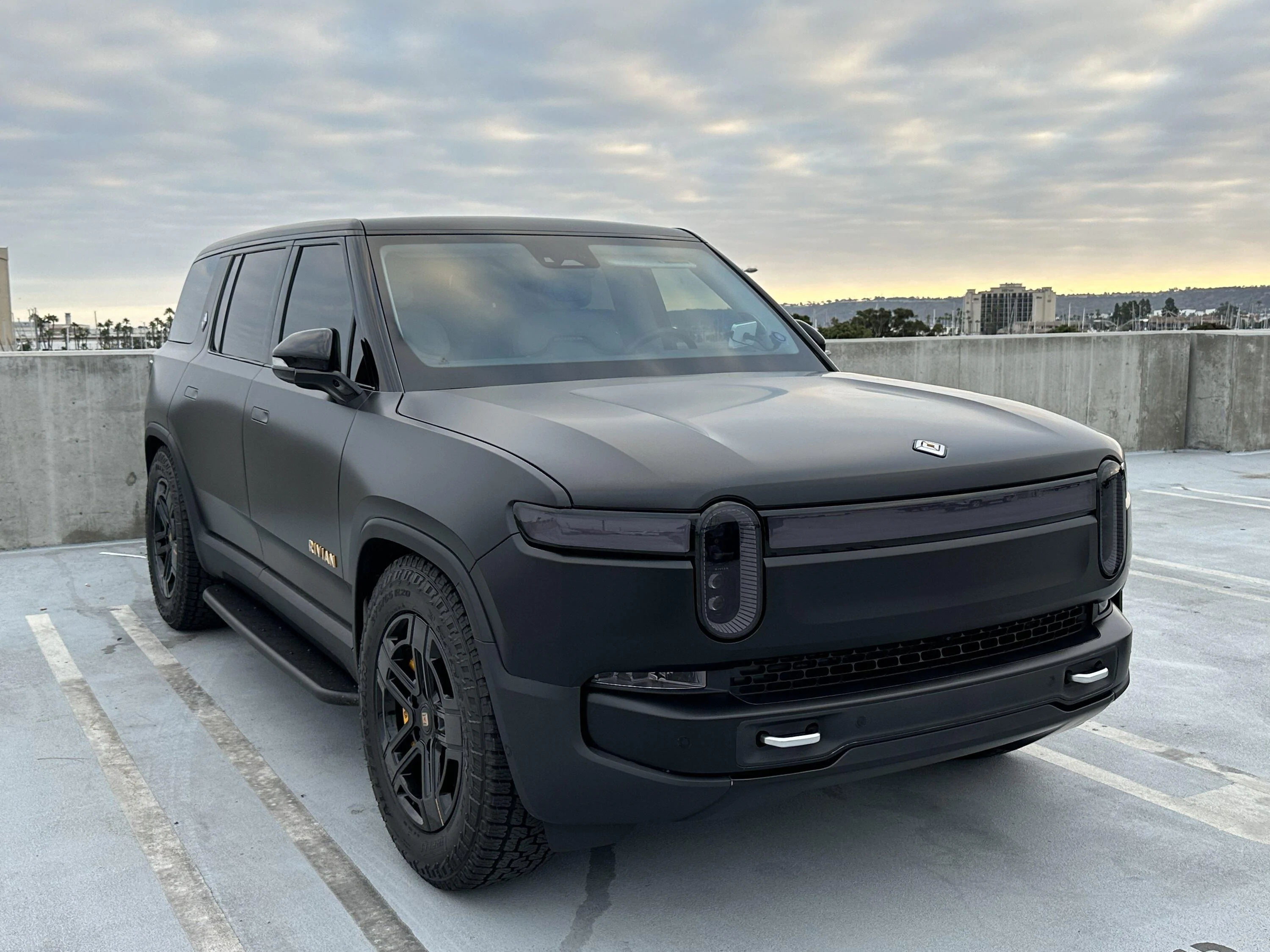 Rivian R1T R1S MIDNIGHT (Black) Rivian Photos EAB77714-EC58-4D2C-8D94-E5F2F52C2FDE