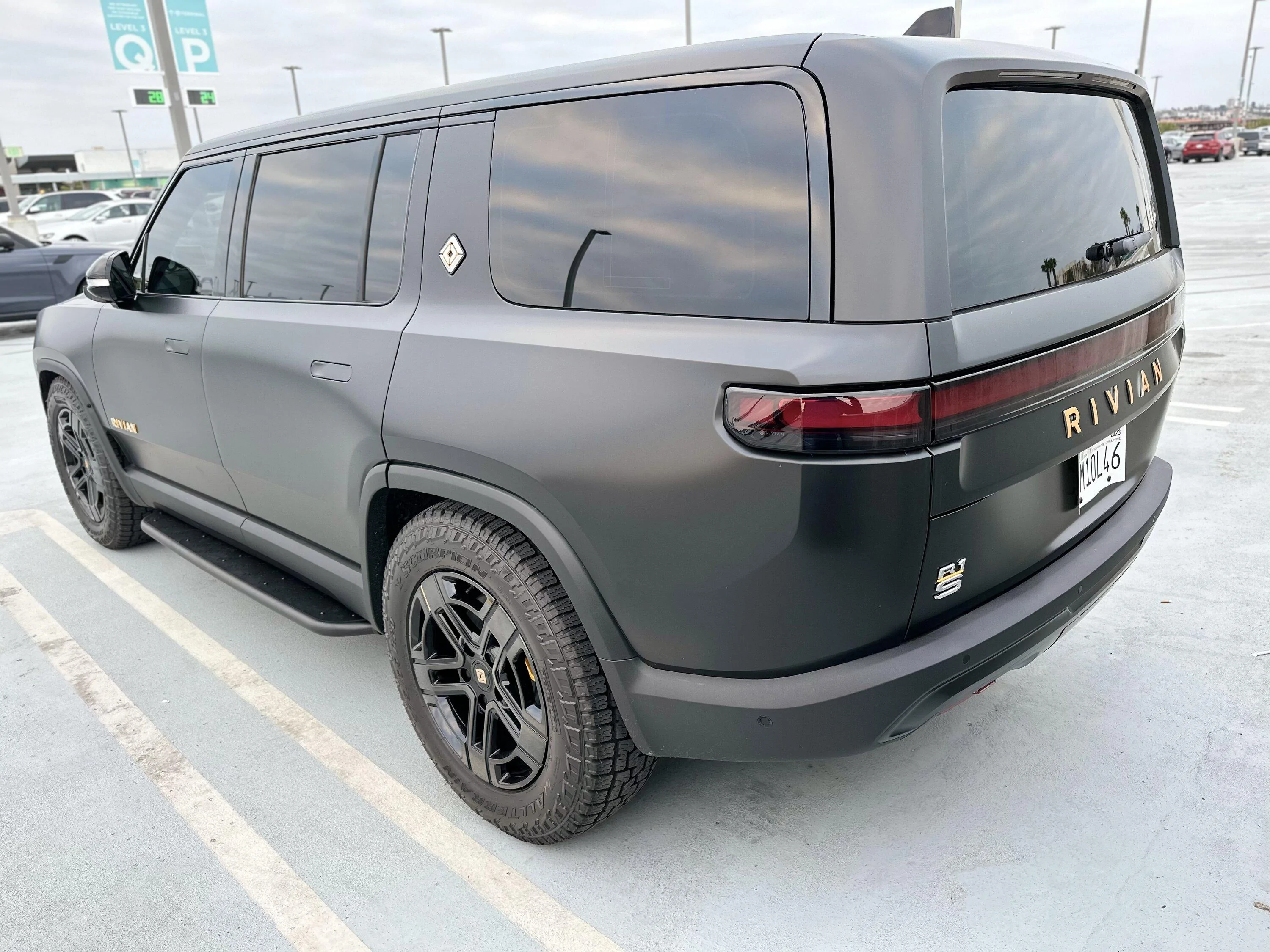 Rivian R1T R1S MIDNIGHT (Black) Rivian Photos 23F16BDD-DB07-49AD-B3C7-9979128772BE