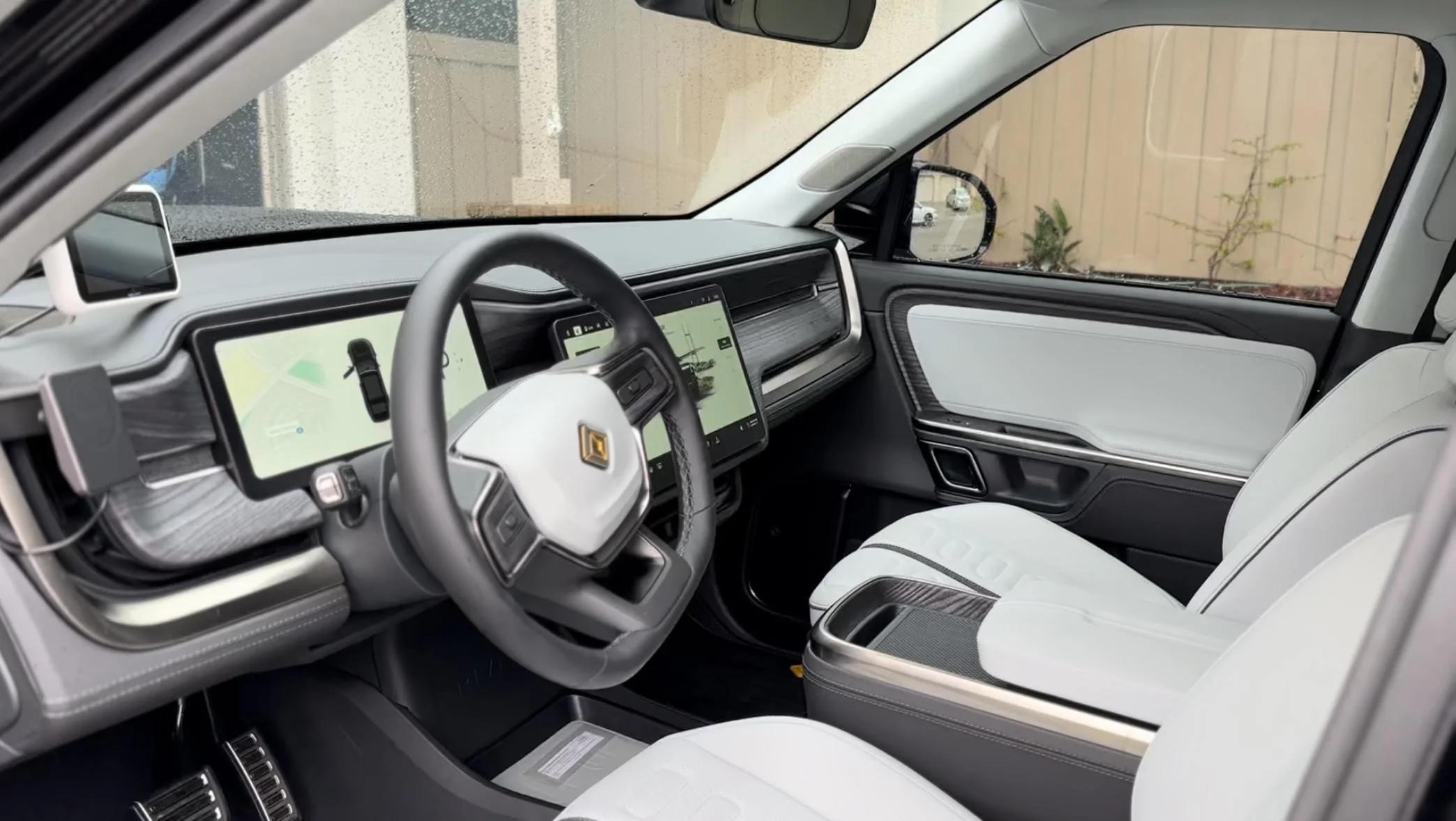 Rivian R1T R1S MIDNIGHT (Black) Rivian Photos 9426244B-7F28-4218-B9C9-8307D07CBD22